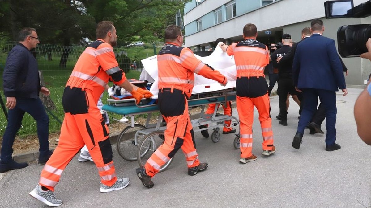 Rettungskräfte bringen den angeschossenen und verletzten slowakischen Ministerpräsidenten Robert Fico auf einer Trage in ein Krankenhaus. 