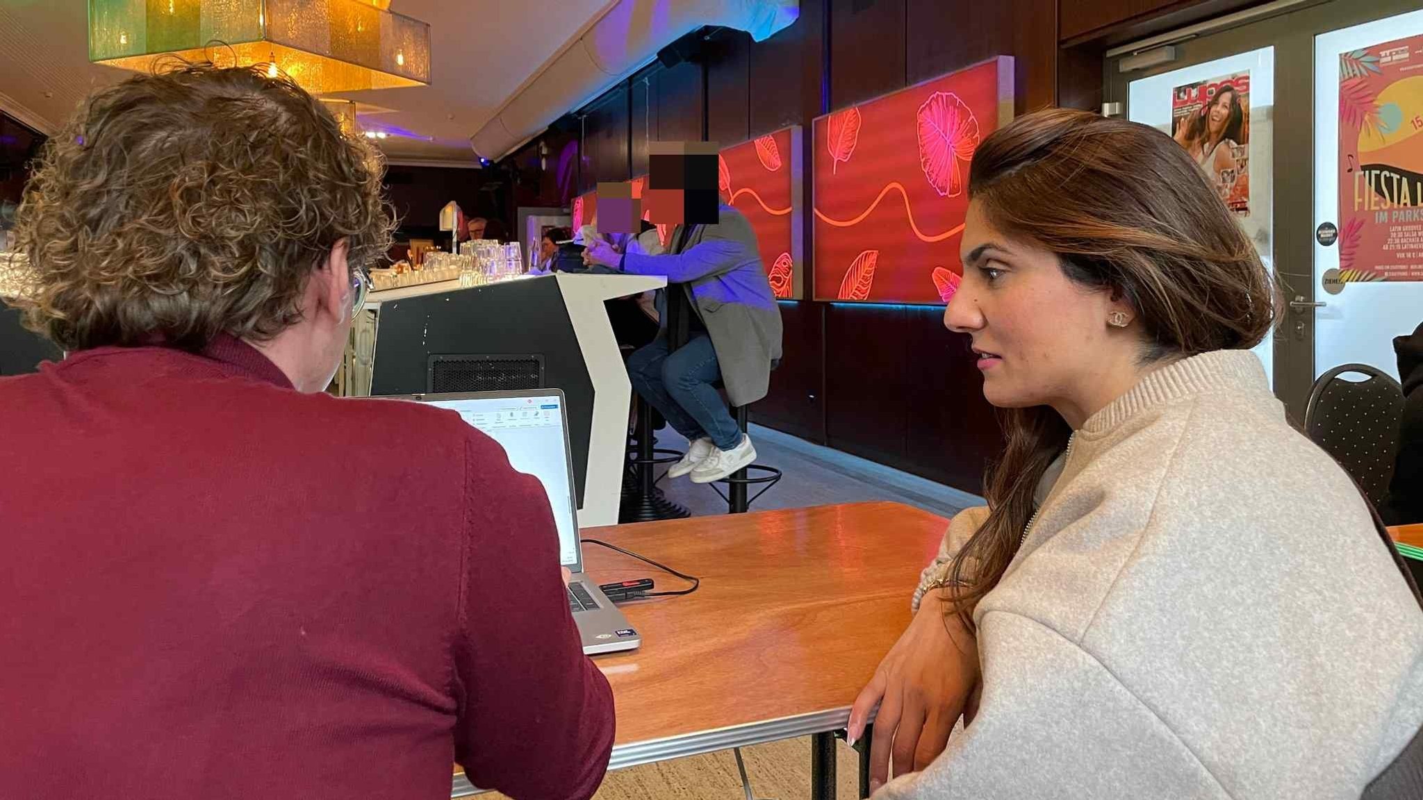 Eine Frau und ein Mann arbeiten an einem Computer. | Bild: BR / Julia Demel Eine Frau und ein Mann arbeiten an einem Computer.