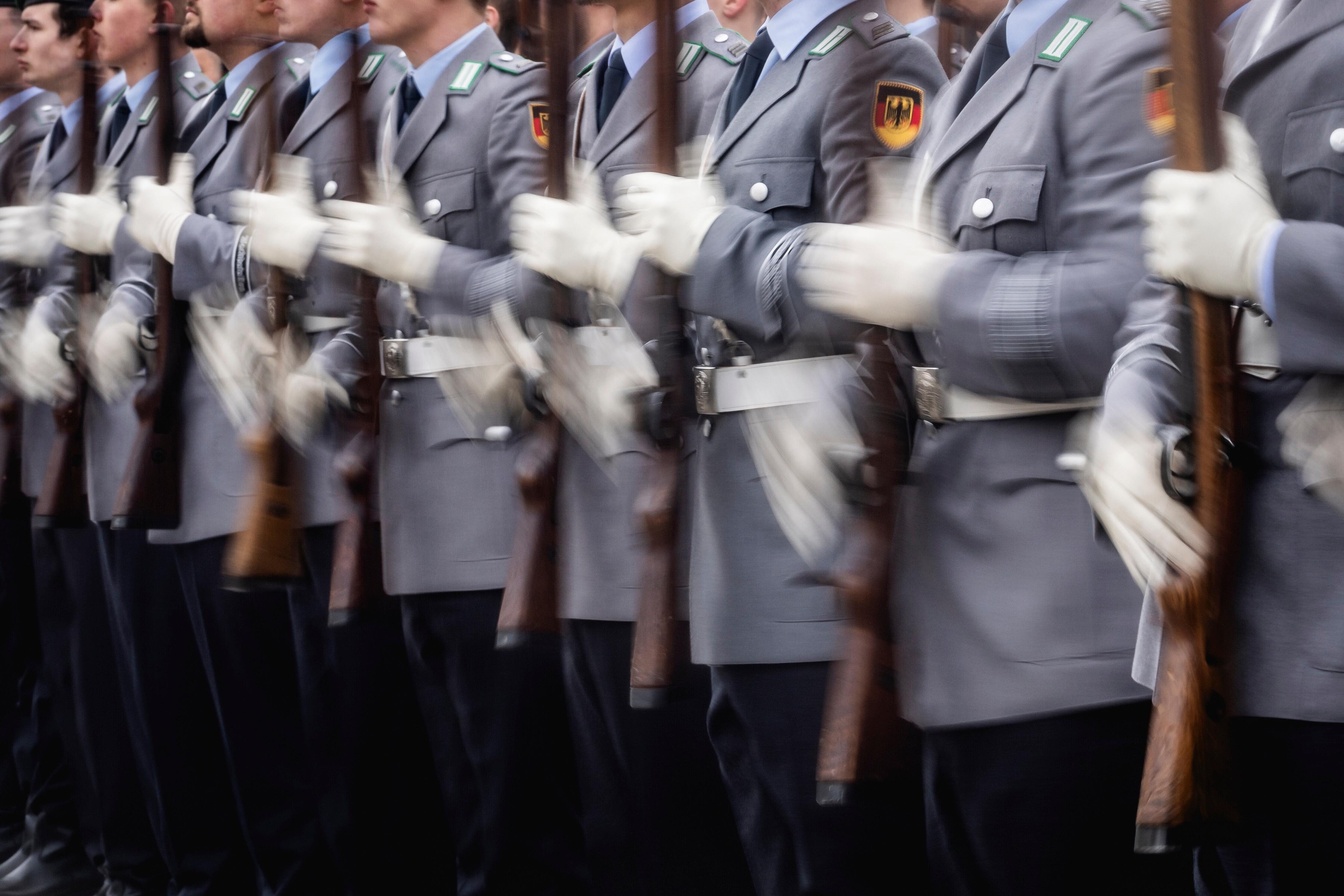 (Symbolbild) Mehrere Bundeswehrsoldaten stehen in einer Reihe. Aufgenommen im Rahmen eines Empfangs im Bundesministerium der Veteidigung in Berlin, 16.03.2026.