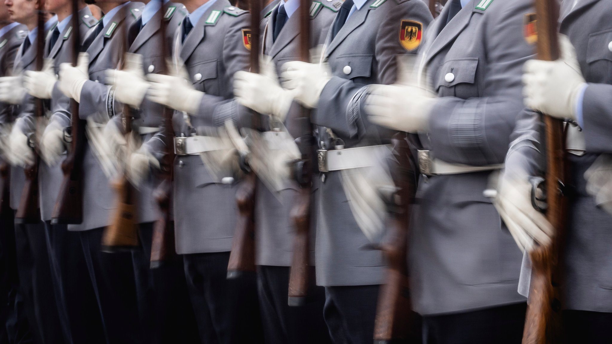 (Symbolbild) Mehrere Bundeswehrsoldaten stehen in einer Reihe. Aufgenommen im Rahmen eines Empfangs im Bundesministerium der Veteidigung in Berlin, 16.03.2026.