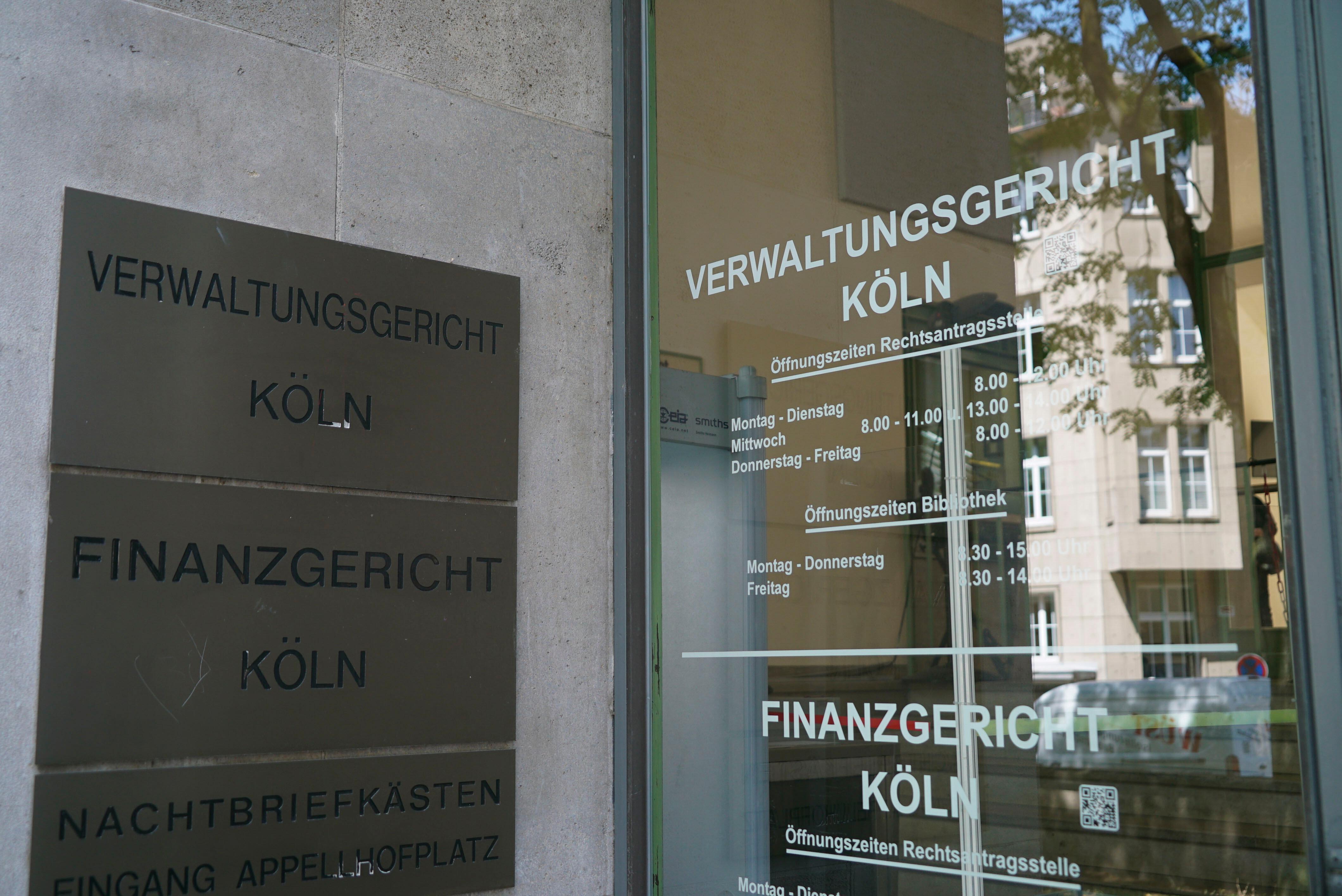 (Symbolbild) Ein Blick auf die Eingangstür des Verwaltungsgerichts Köln