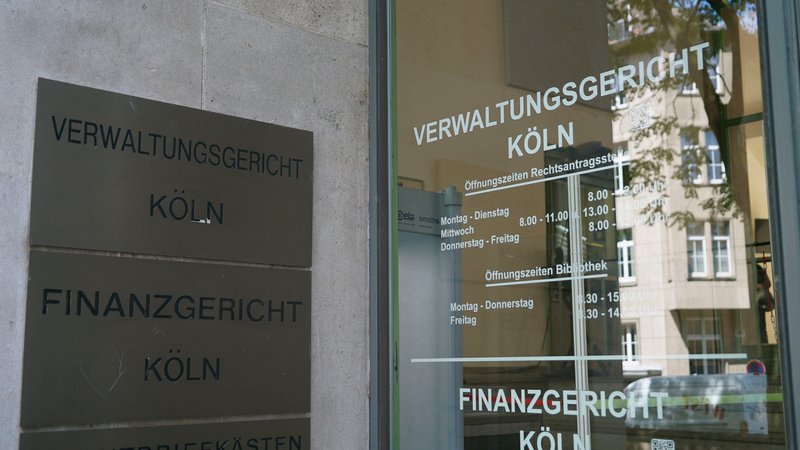 (Symbolbild) Ein Blick auf die Eingangstür des Verwaltungsgerichts Köln | Bild: picture alliance / ABBfoto | - (Symbolbild) Ein Blick auf die Eingangstür des Verwaltungsgerichts Köln