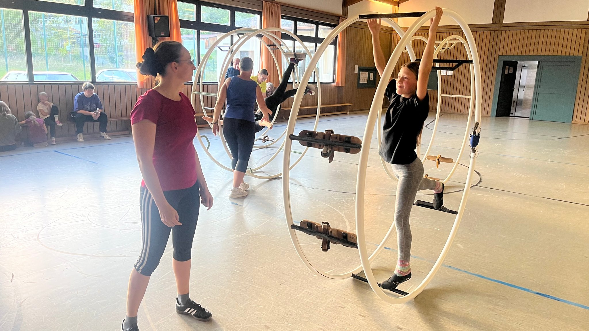 Mathilda Markert und ihre Trainerin beim Rhön-Rad-Training in Schönau an der Brend. Das Mädchen turnt in einem Rhön-Rad.