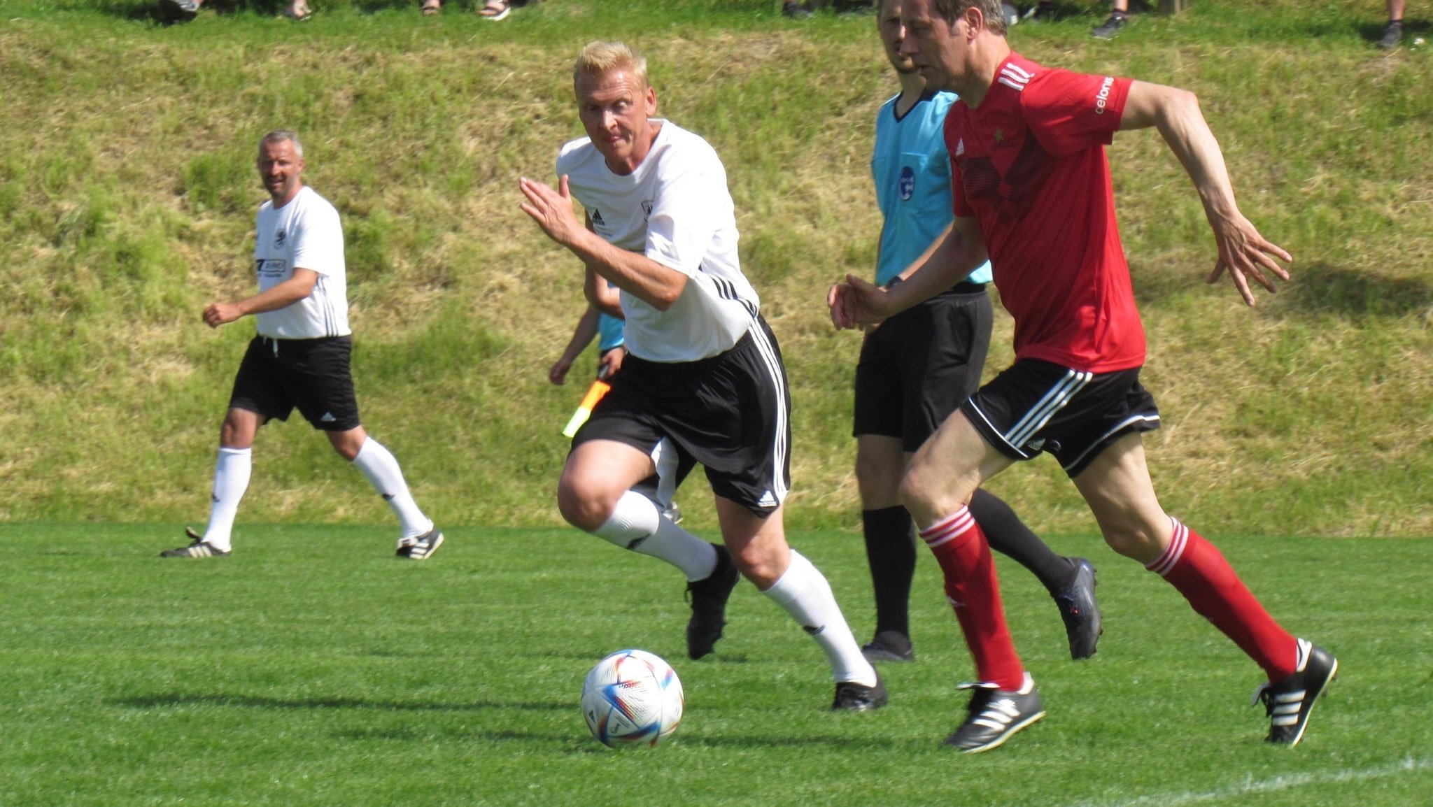 10.000 Euro Spenden: FC Sternstunden mit Top-Spiel gestartet