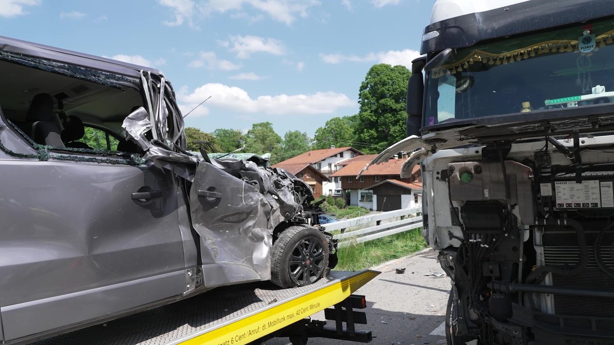 Frontalzusammenstoß: Der Kleinbus und der Holzlaster nach dem Unfall.