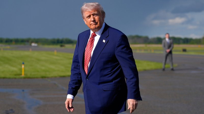 23.05.2025, USA, Morristown: US-Präsident Donald Trump kommt in der Air Force One auf dem Morristown Municipal Airport an. | Bild: dpa-Bildfunk/Manuel Balce Ceneta 23.05.2025, USA, Morristown: US-Präsident Donald Trump kommt in der Air Force One auf dem Morristown Municipal Airport an.