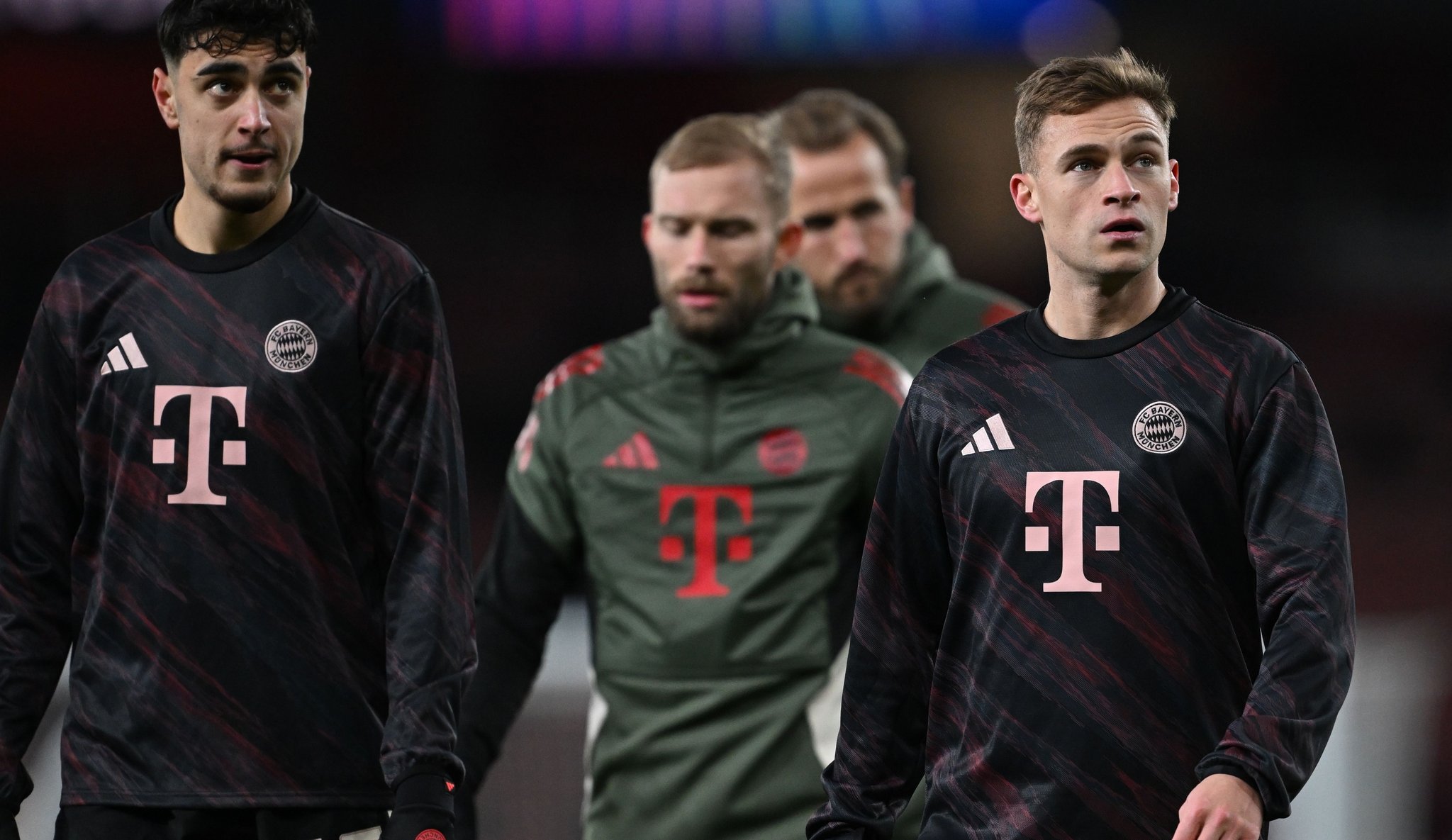 26.11.2025, Großbritannien, London: Fußball: Champions League, FC Arsenal - Bayern München, Vorrunde, 5. Spieltag, Emirates Stadium, Münchens Aleksandar Pavlovic, Konrad Laimer und Joshua Kimmich (l-r) beim Aufwärmen. Foto: Sven Hoppe/dpa +++ dpa-Bildfunk +++