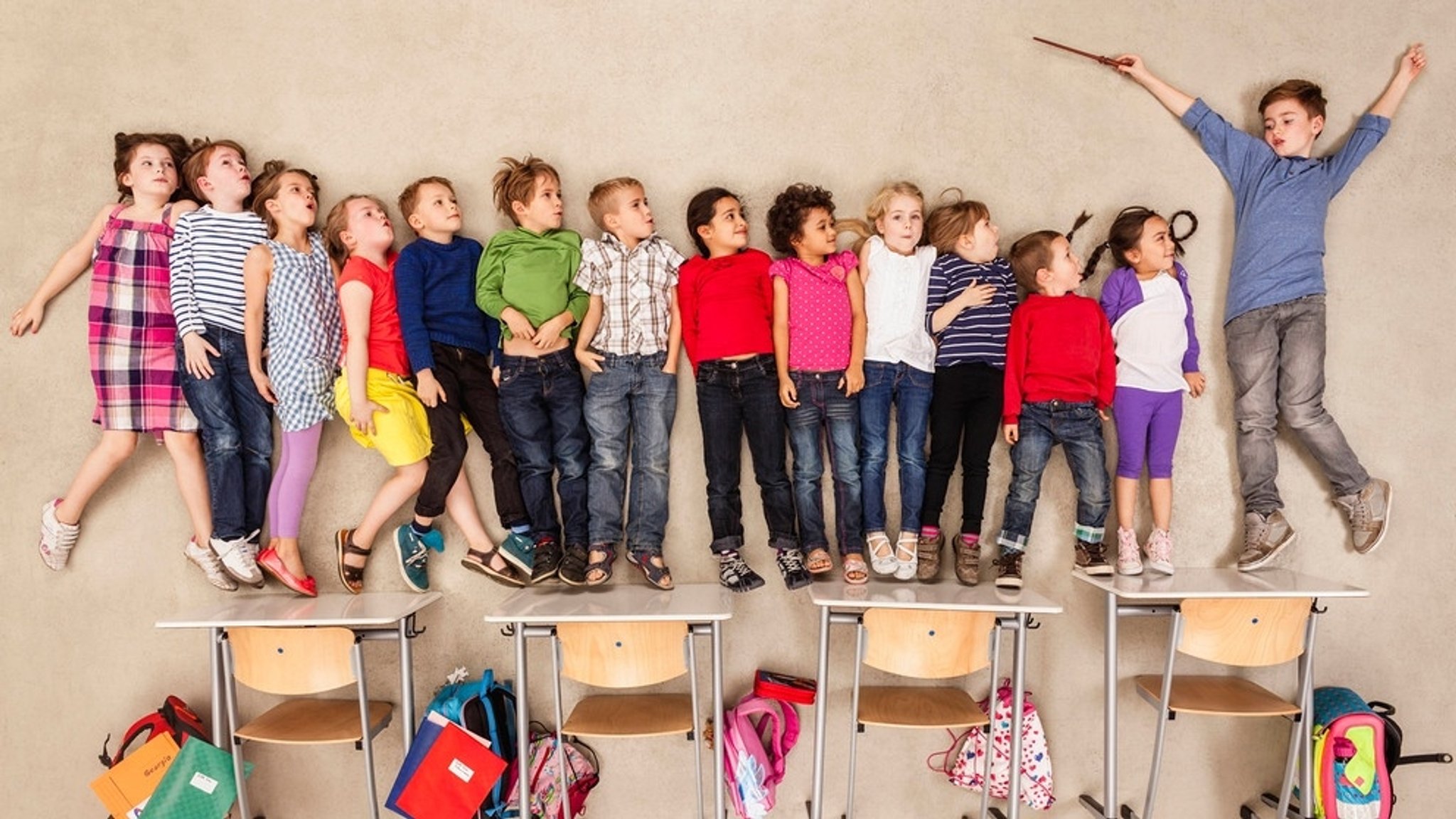 Kinder spielen Schulchor