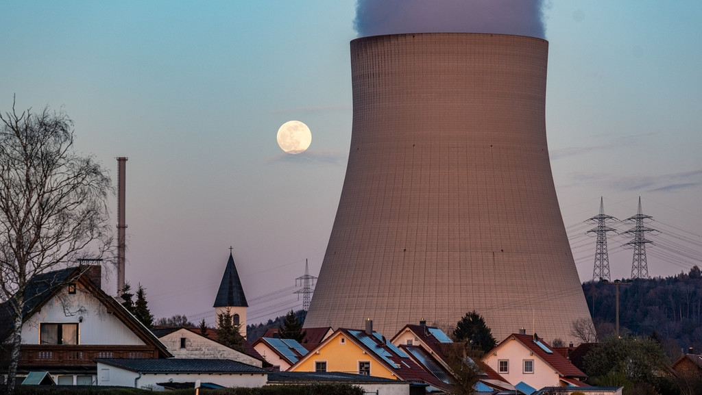 ARCHIV - 05.04.2023, Bayern, Essenbach: Wasserdampf steigt aus dem Kühltum des Kernkraftwerks Isar 2 in Essenbach bei Landshut. Laut Atomgesetz soll die endgültige Abschaltung des Kraftwerkes am 15. April erfolgen. (zu dpa «Kurz vor dem Aus besuchen Söder und Aiwanger das AKW Isar 2 ») Foto: Armin Weigel/dpa +++ dpa-Bildfunk +++