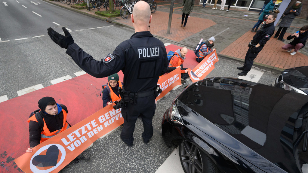 Archivbild: 21.02.2023, Hannover: Aktivisten der Gruppierung ·Letzte Generation· blockieren eine Straße.