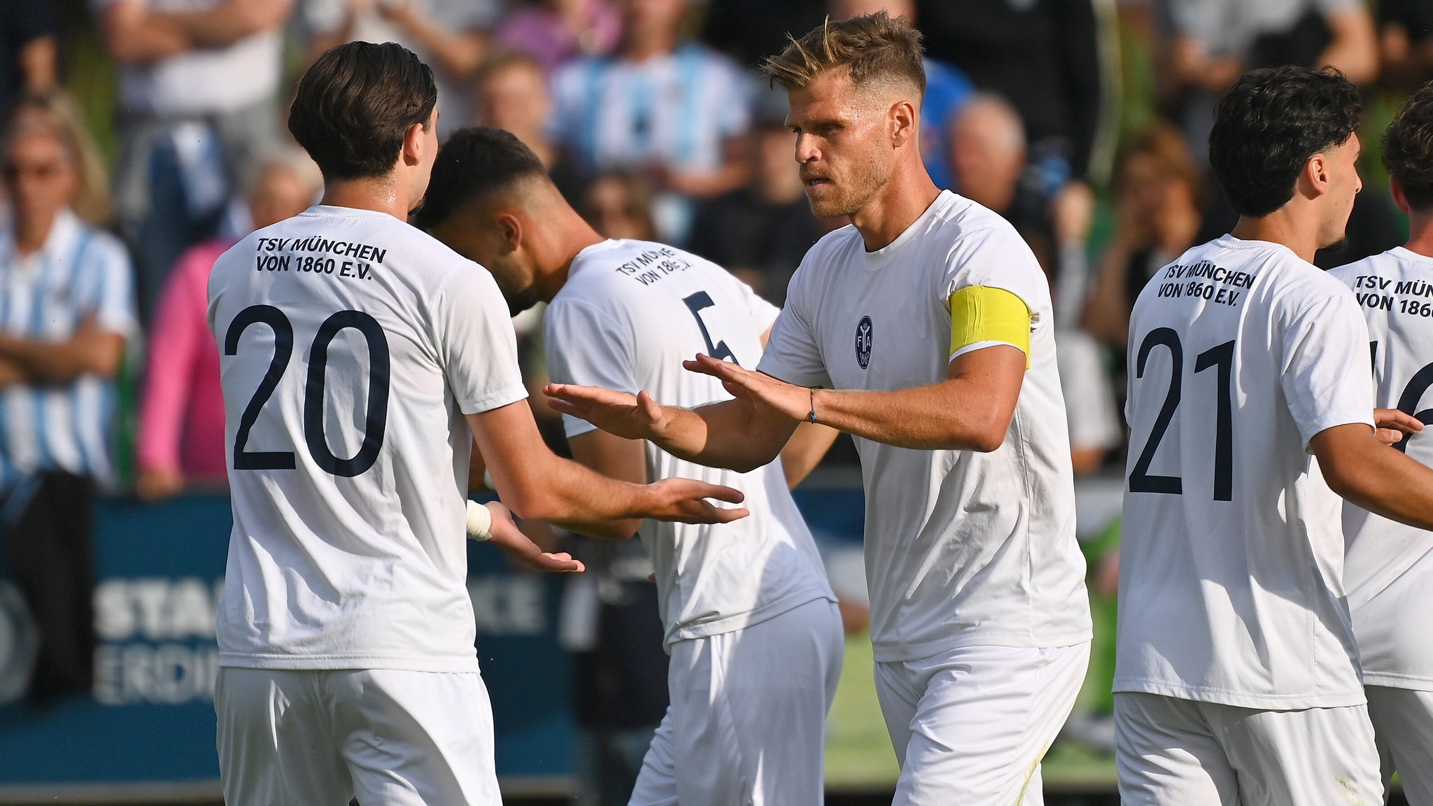 Florian Niederlechner klatscht mit Christian Leone ab nach seinem Treffer zum 1:0 | Bild: picture alliance / SvenSimon | Frank Hoermann Florian Niederlechner klatscht mit Christian Leone ab nach seinem Treffer zum 1:0