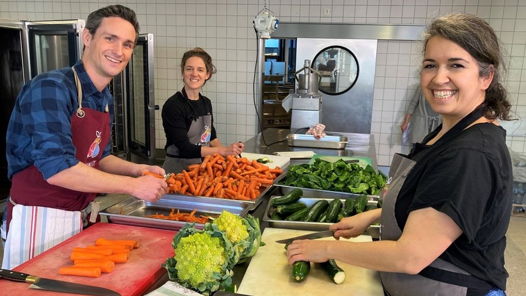 Günes Seyfarth (rechts) in der Küche der Community Kitchen in München Perlach