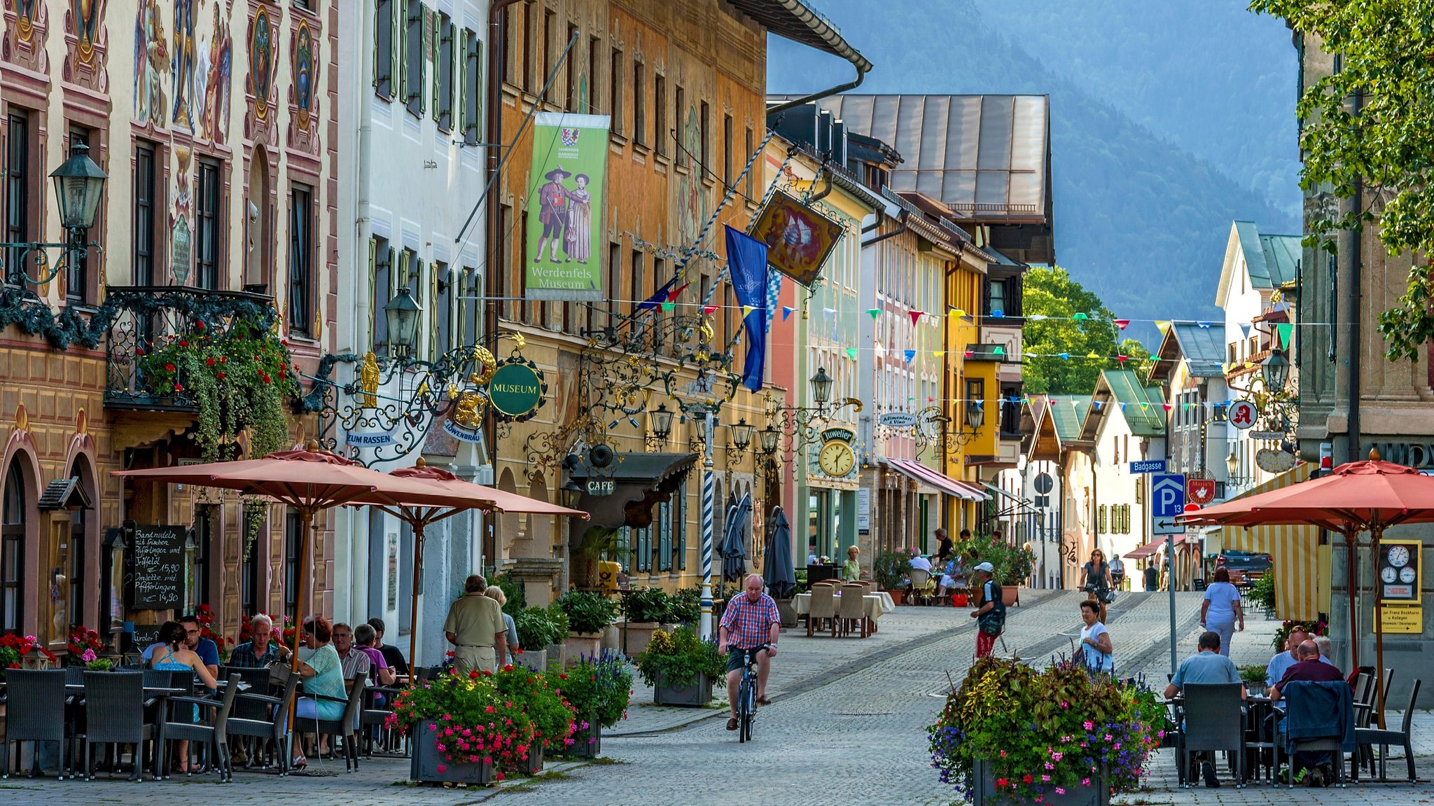 Ludwigstraße mit historischen Häusern, Ortsteil Partenkirchen