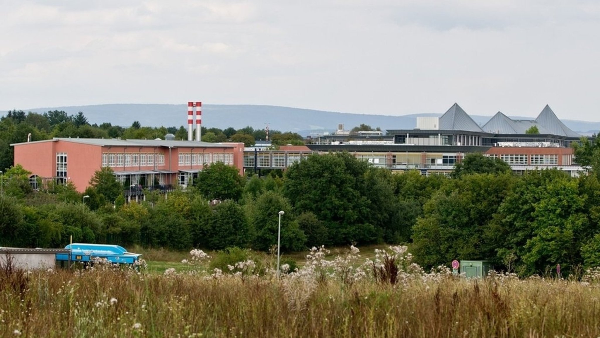 Blick auf das Klinikum Bayreuth, das von Bäumen umgeben ist. 