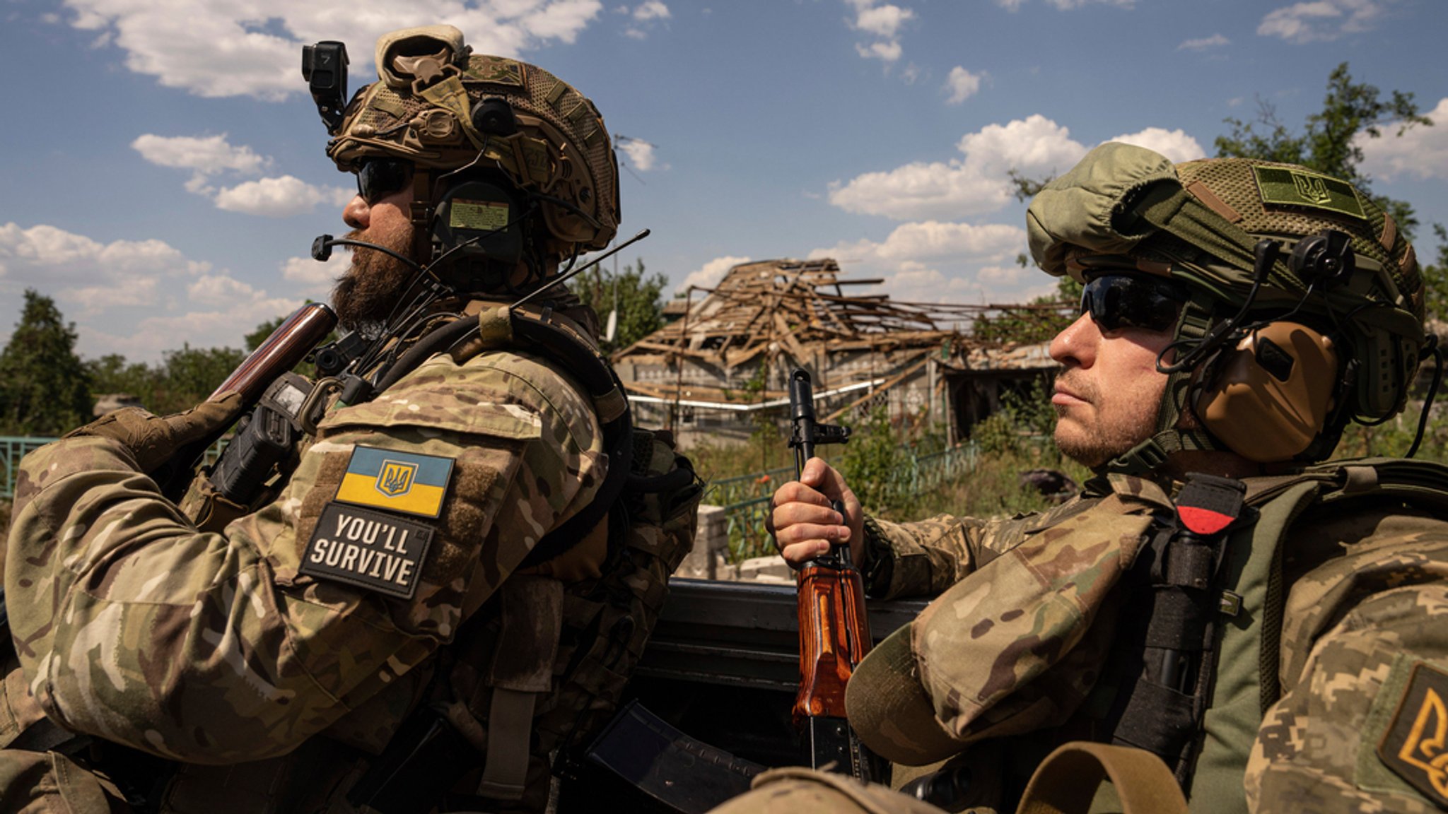 08.08.2022, Ukraine, Mykolajiw: Ukrainische Soldaten der Aufklärungsgruppe "Fireflies" fahren auf einem Pickup an der Frontlinie in der Region Mykolajiw. (Symbolbild)