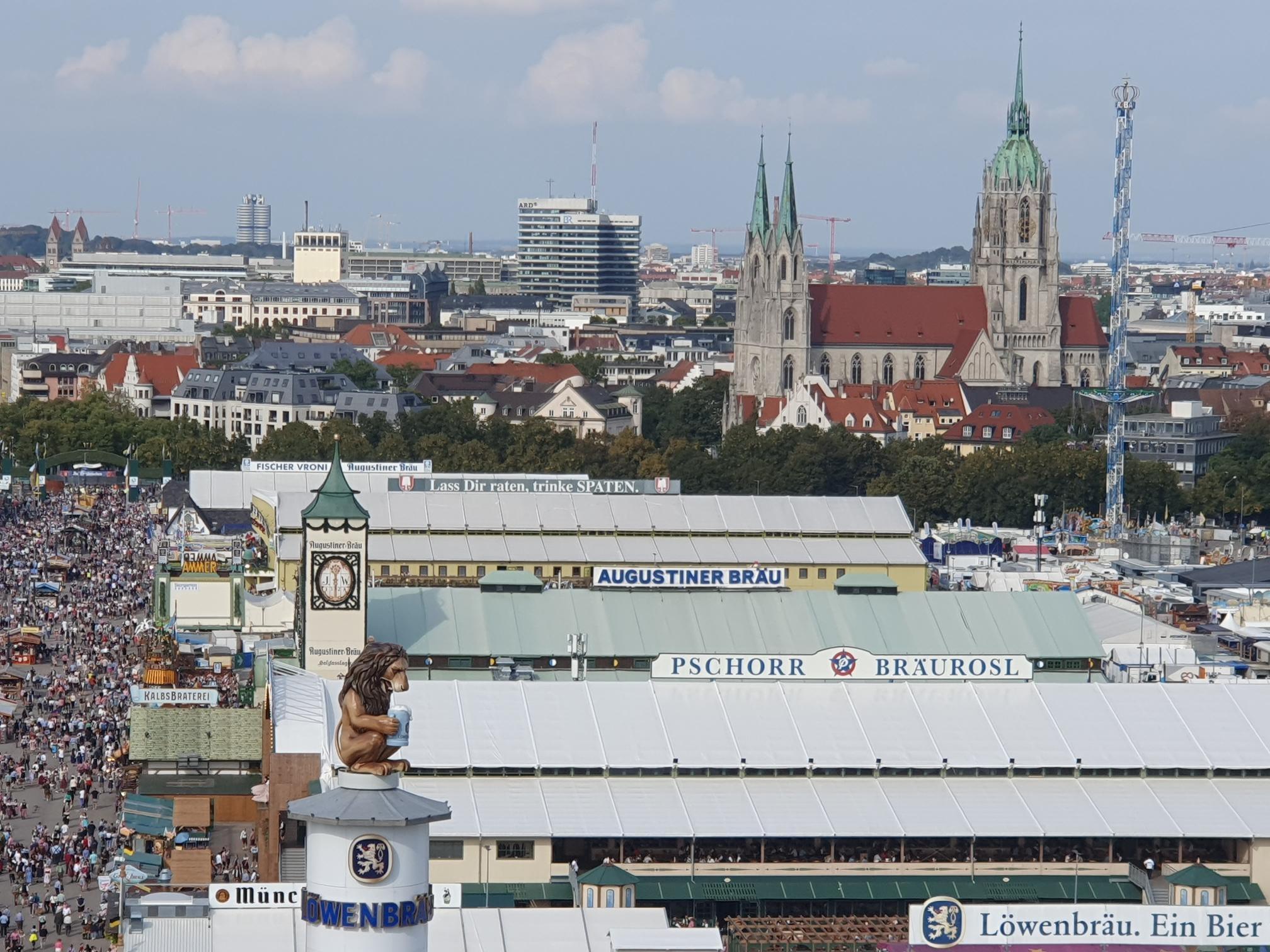 Blick aus Riesenrad auf Festzelte beim Oktoberfest   | Bild:BR / Birgit Grundner