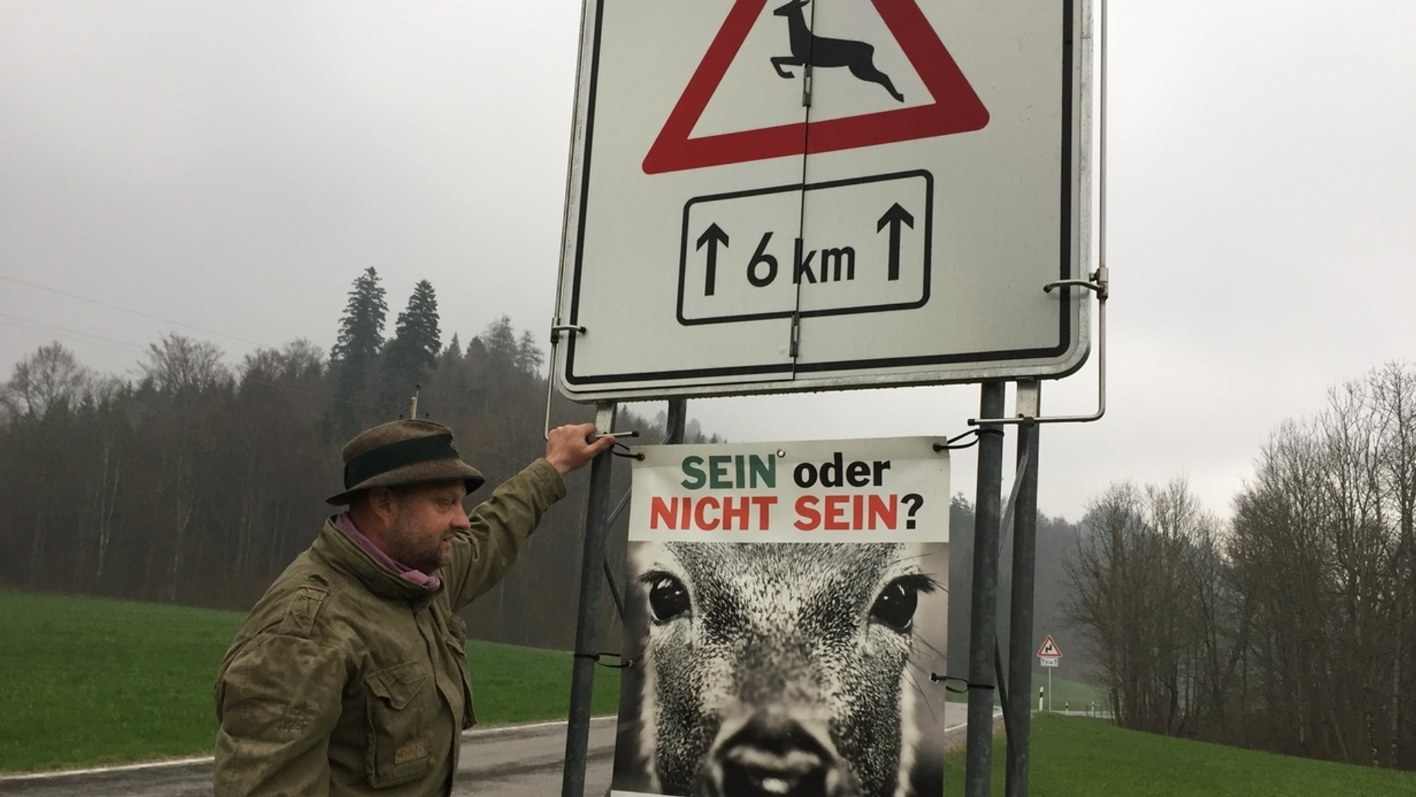 Klappschilder gegen Wildunfälle im Kürnachtal im Oberallgäu