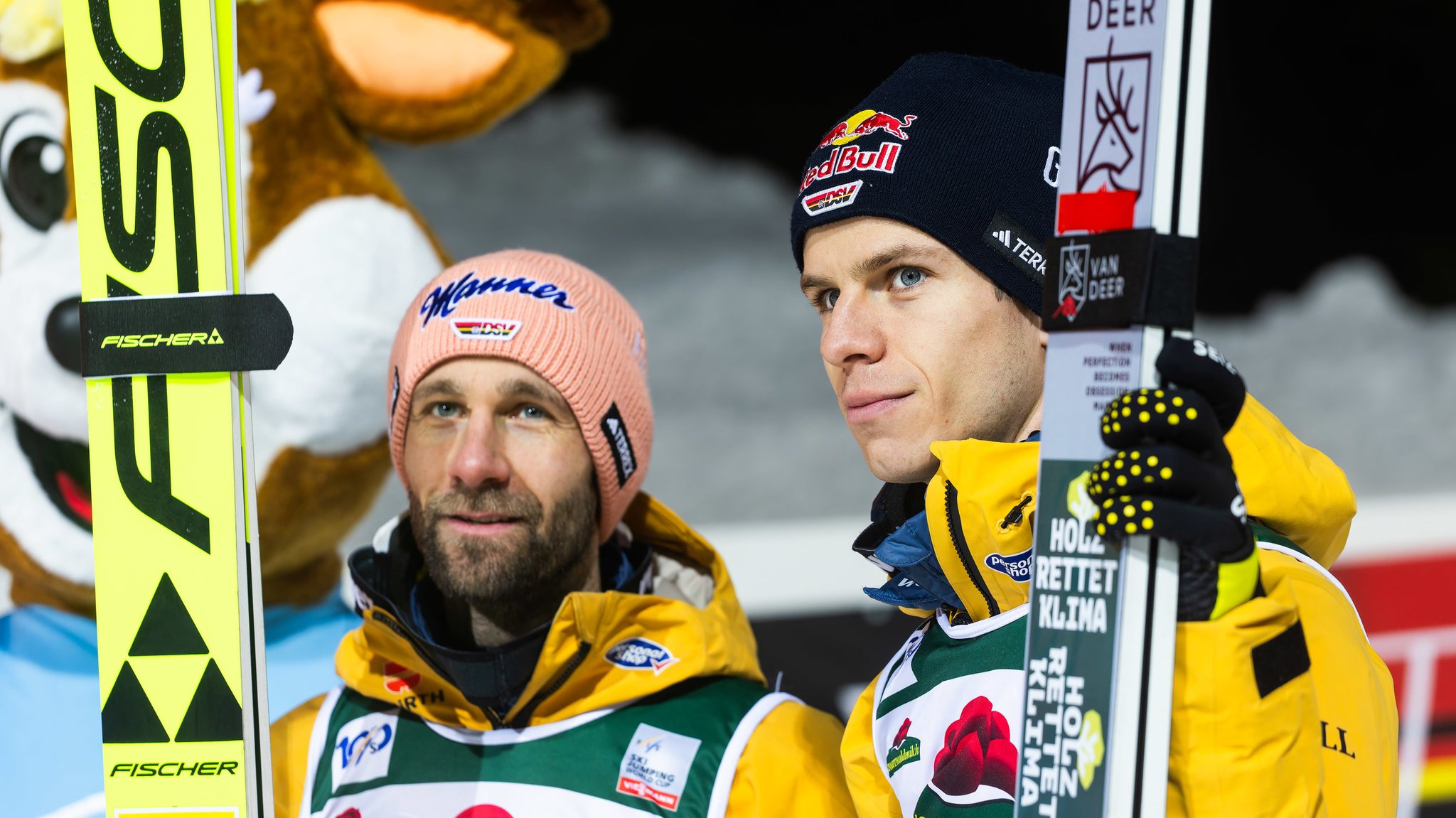 ARCHIV - 13.12.2024, Baden-Württemberg, Titisee-Neustadt: Ski nordisch/Skispringen: Weltcup Teamspringen, Herren: Die Deutschen Pius Paschke (l) und Andreas Wellinger (r) stehen in der Auslaufzone der Hochfirstschanze (zu dpa: «Paschke erinnert sich: Bei Hannawalds Triumph im Stadion») Foto: Philipp von Ditfurth/dpa +++ dpa-Bildfunk +++