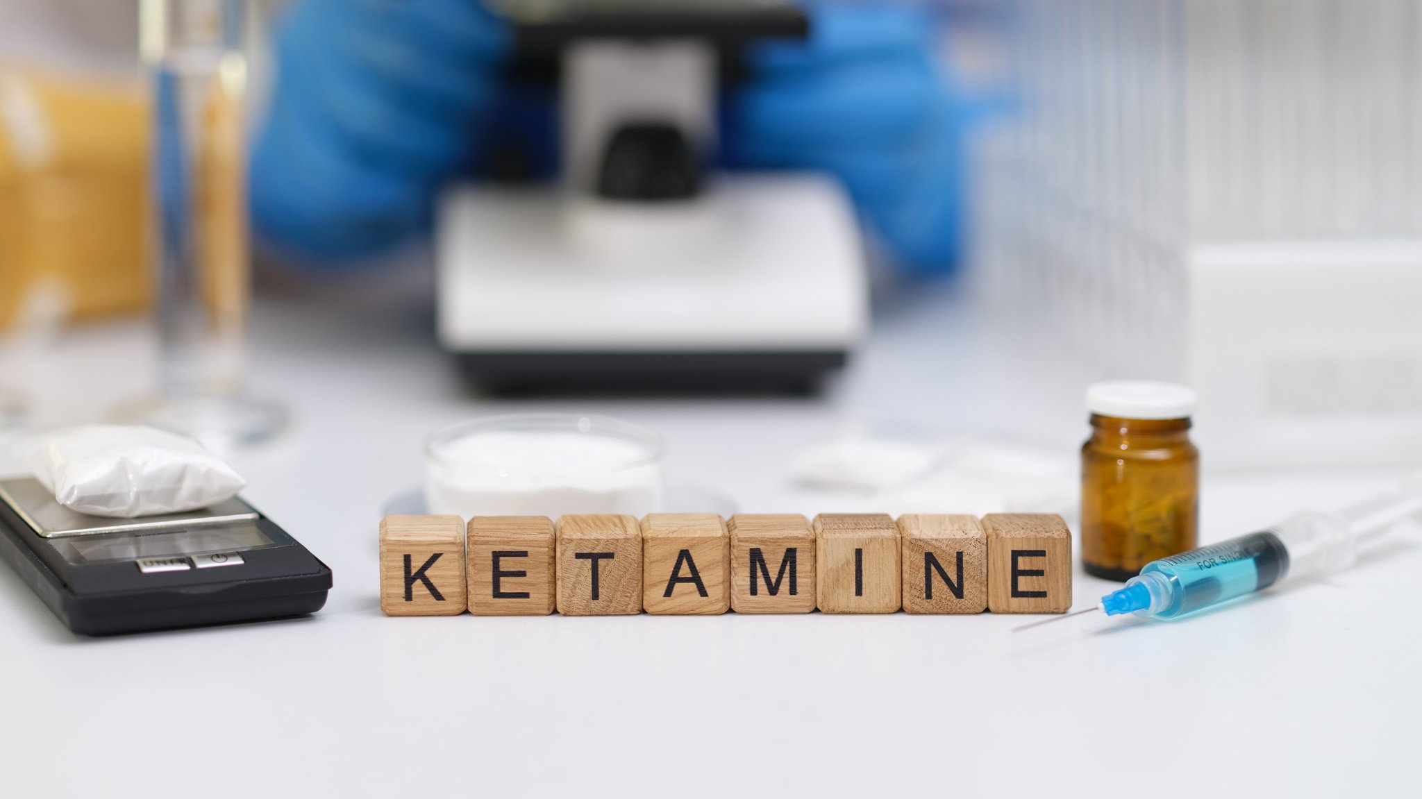 Szene im Labor mit dem Wort Ketamine in Buchstaben aus Holzklötzen im Vordergrund aufgestellt. | Bild: colourbox.com Szene im Labor mit dem Wort Ketamine in Buchstaben aus Holzklötzen im Vordergrund aufgestellt.