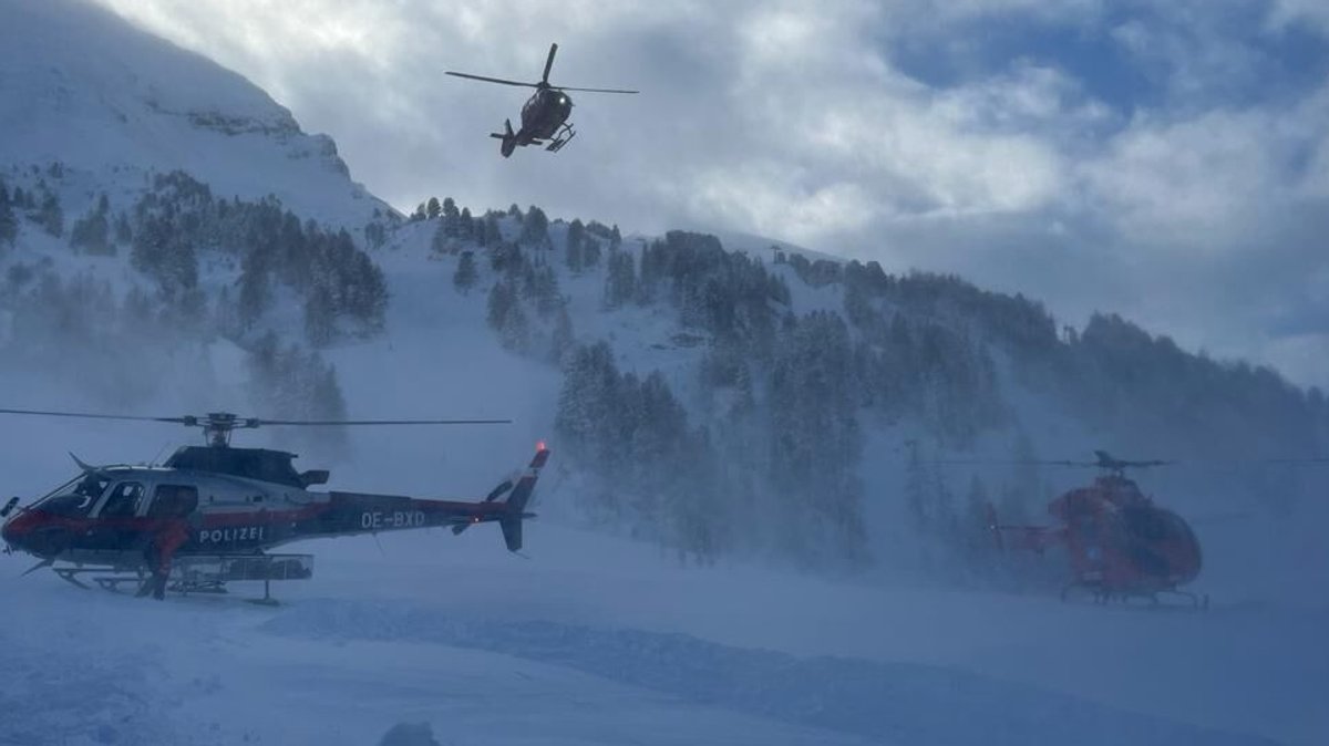 Rettungskräfte suchten mehrere Tage nach dem Snowboarder (Symbolbild) 