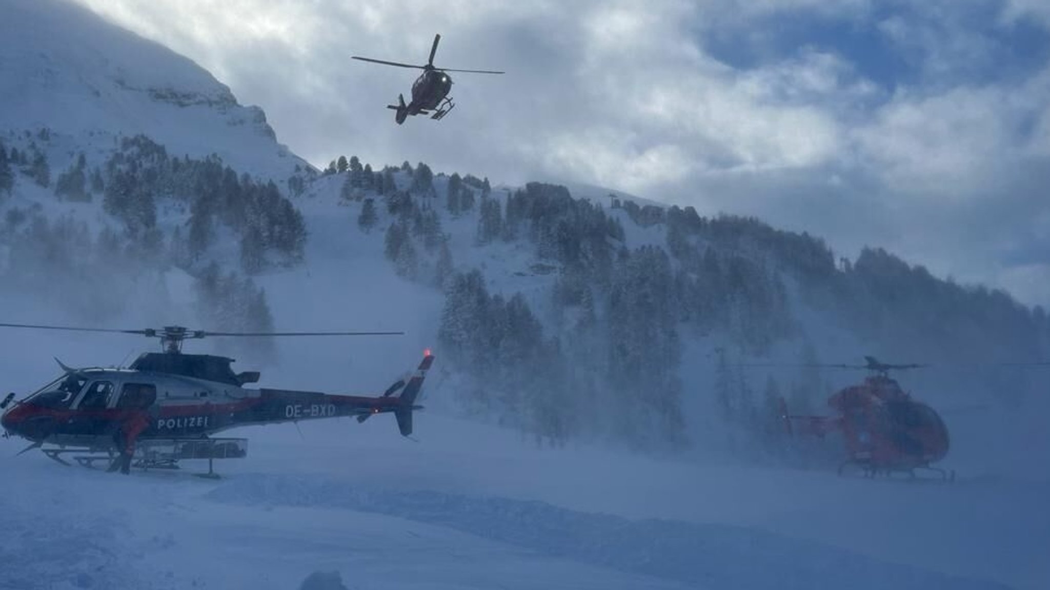 Rettungskräfte suchten mehrere Tage nach dem Snowboarder (Symbolbild) 