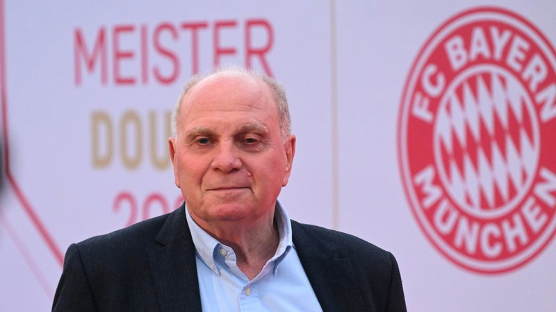 17.05.2025, Bayern, München: Fußball: Bundesliga: Uli Hoeneß, Aufsichtsratsmitglied und Ehrenpräsident, kommt zur internen Meisterfeier des FC Bayern München. | Bild: dpa-Bildfunk/Felix Hörhager 17.05.2025, Bayern, München: Fußball: Bundesliga: Uli Hoeneß, Aufsichtsratsmitglied und Ehrenpräsident, kommt zur internen Meisterfeier des FC Bayern München.