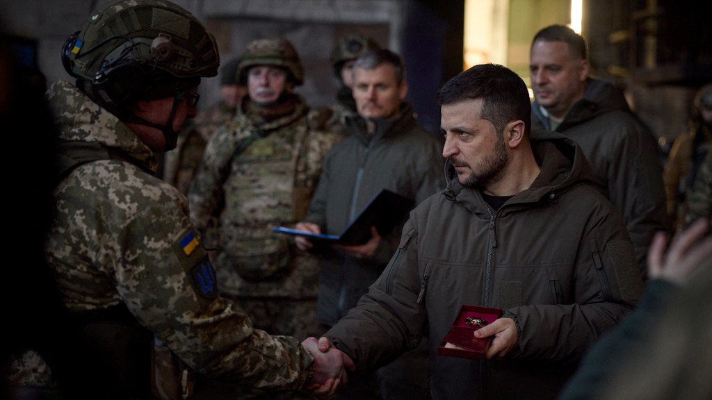 Selenskyj in Frontstadt Bachmut | Bild: Ukrainian Presidential Press Service/Handout via REUTERS Selenskyj in Frontstadt Bachmut