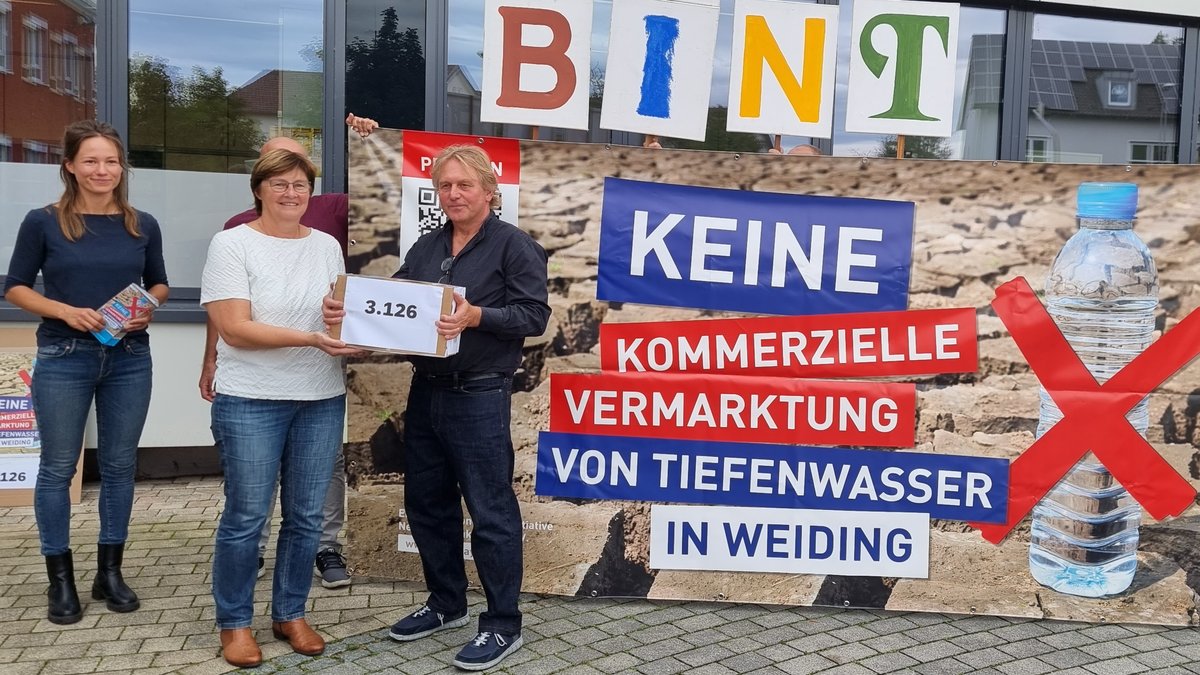 Frank Bremauer von BINT (re.) und Kreisrätin Lena Koch (li.) mit der Vorsitzenden des Umweltausschusses, Rosi Steinberger (Grüne)