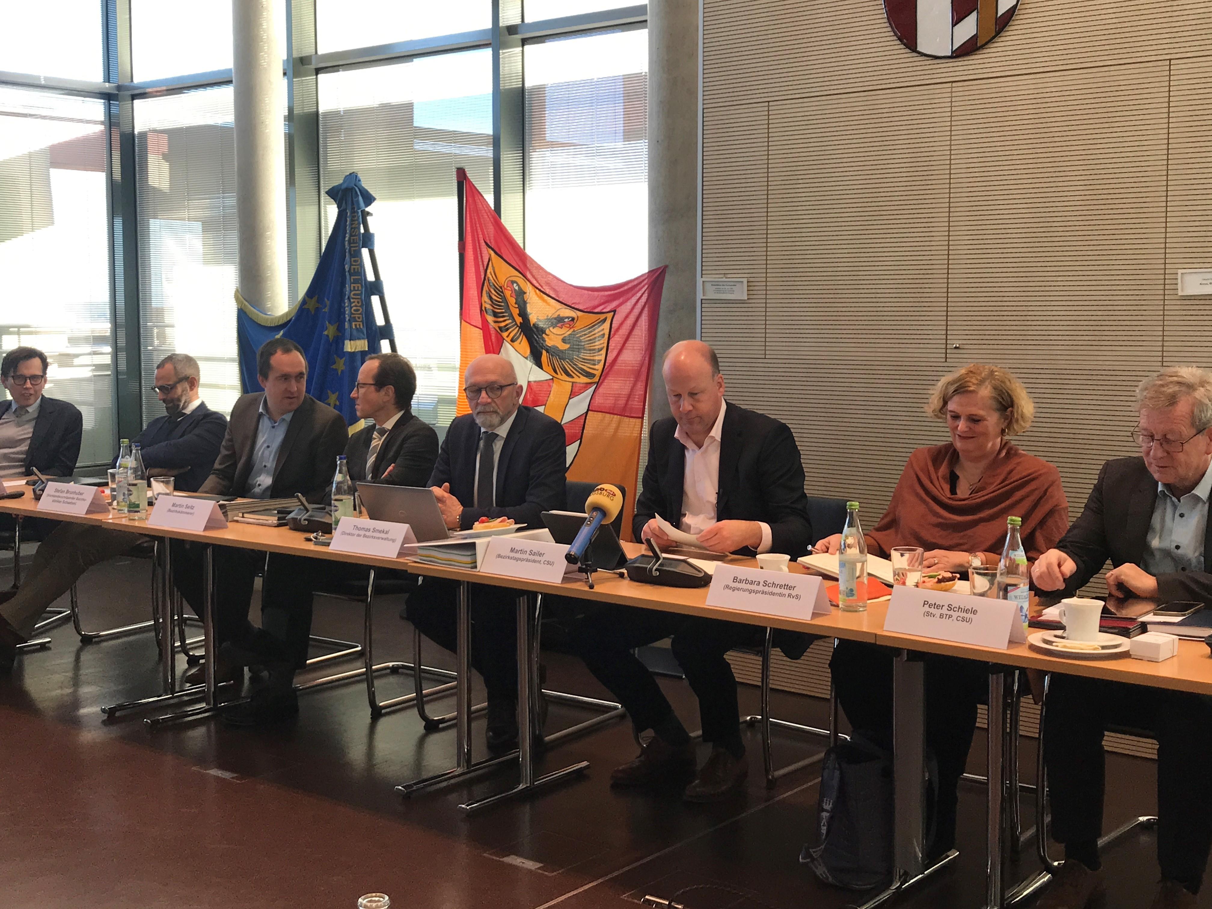 Mitglieder des schwäbischen Bezirkstags in der Sitzung