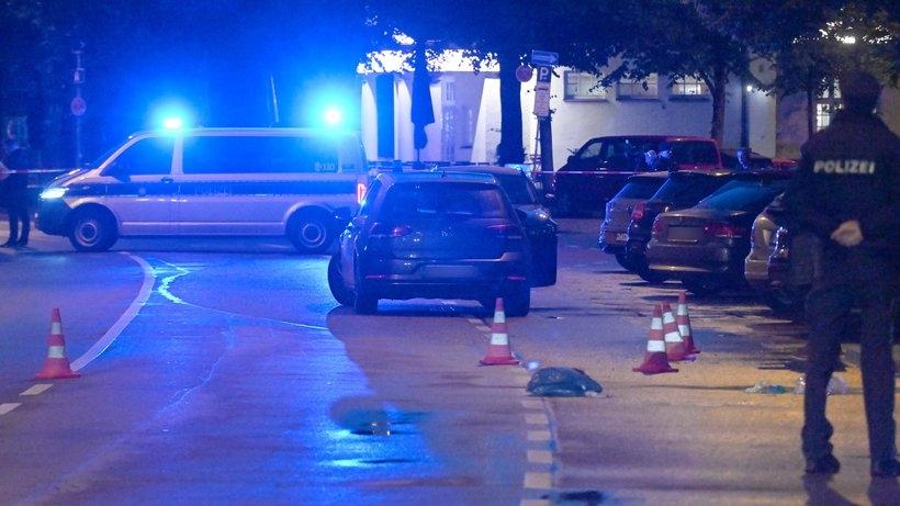 Polizisten nehmen nach dem Messerangriff auf mehrere Menschen nahe der Theresienwiese auch in der Nacht weiter Spuren am Tatort auf.