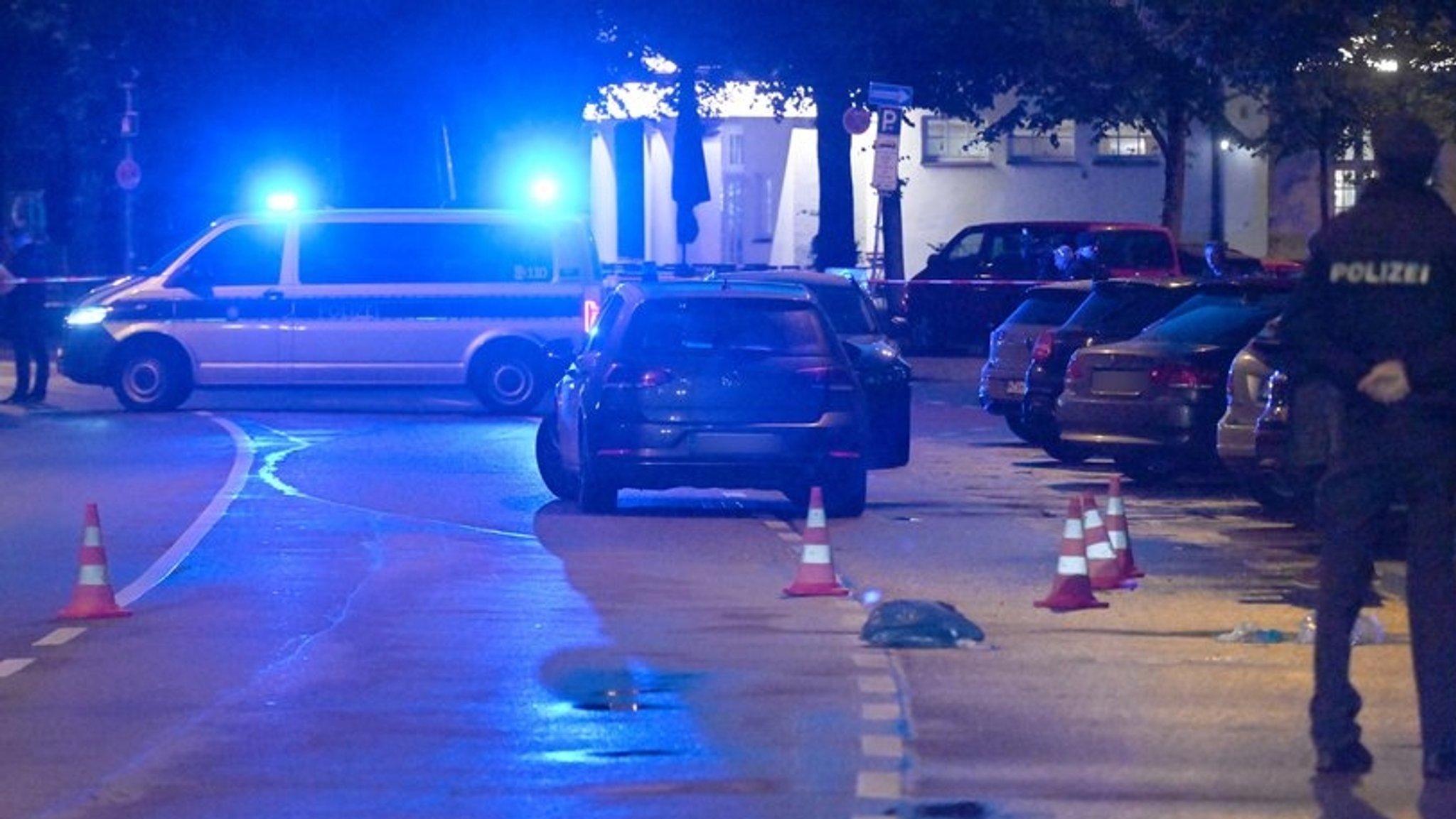 Polizisten nehmen nach dem Messerangriff auf mehrere Menschen nahe der Theresienwiese auch in der Nacht weiter Spuren am Tatort auf.