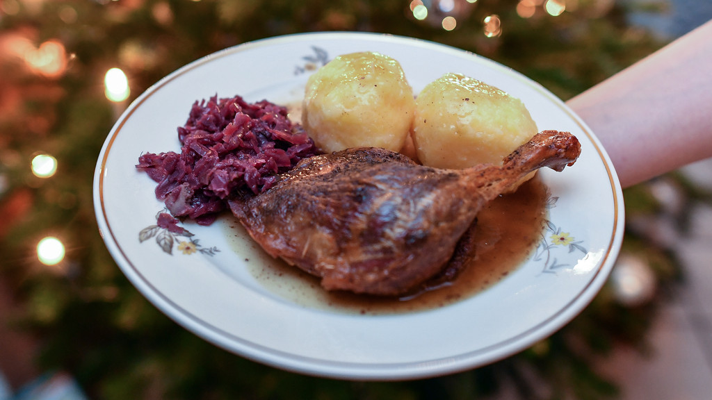 Gänsekeule mit Knödel und Blaukraut ist an Weihnachten zwar kein Muss - rangiert aber immer noch an Nr. 1 auf dem Speiseplan an den Feiertagen.