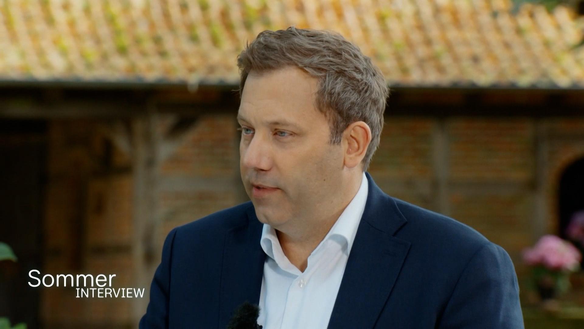 SPD-Finanzminister Klingbeil muss ein Milliardenloch im Haushalt stopfen. Er erwägt dafür höhere Steuern für reichere Bürger. 