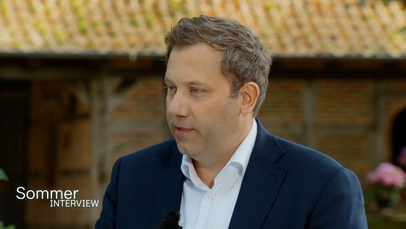 SPD-Finanzminister Klingbeil muss ein Milliardenloch im Haushalt stopfen. Er erwägt dafür höhere Steuern für reichere Bürger. | Bild: ZDF SPD-Finanzminister Klingbeil muss ein Milliardenloch im Haushalt stopfen. Er erwägt dafür höhere Steuern für reichere Bürger.