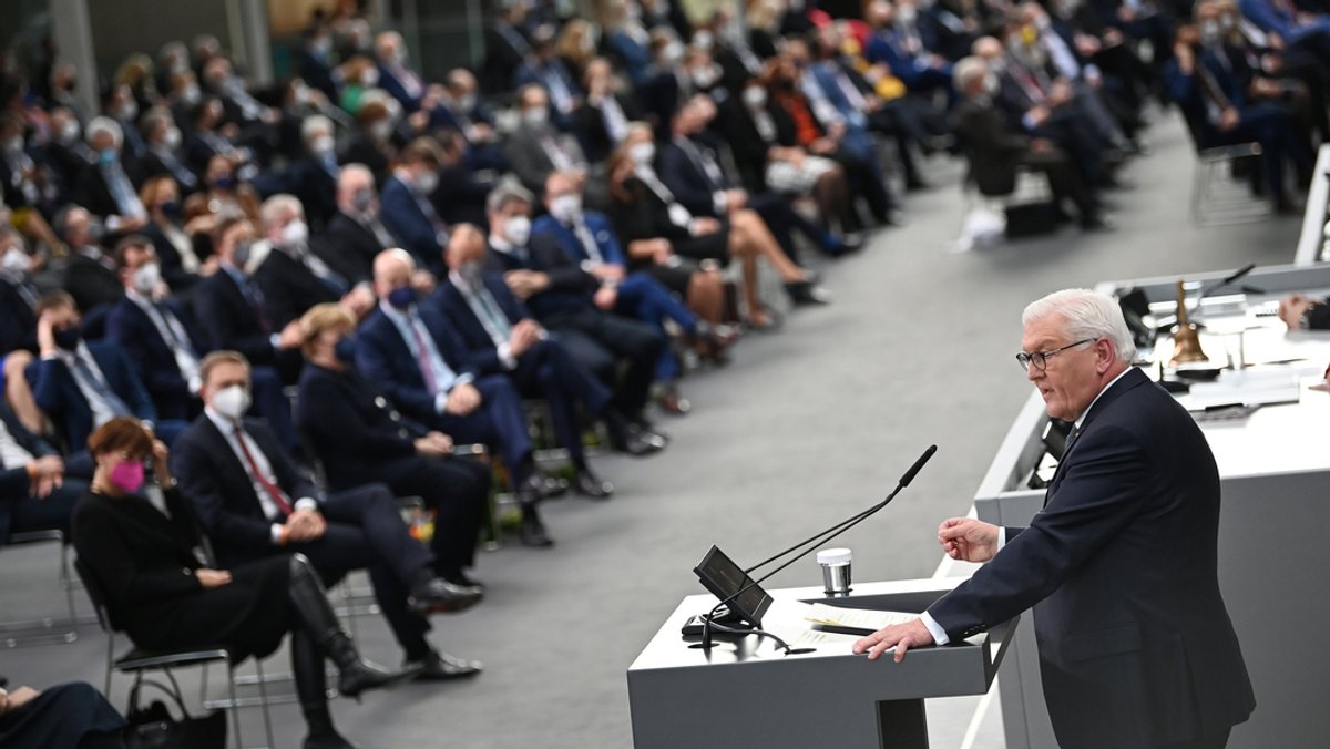 Bundespräsident Frank-Walter Steinmeier (r) redet nach der Verkündung des Ergebnis der Wahl des Bundespräsidenten durch die Bundesversammlung im Paul-Löbe-Haus. 