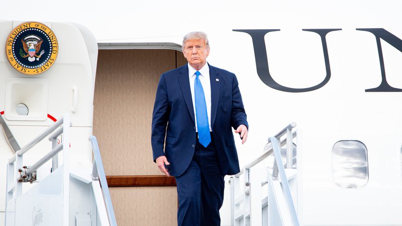 Archivbild: US-Präsident Donald Trump verlässt die Airforce One | Bild: picture alliance / ZUMAPRESS.com | Orit Ben-Ezzer Archivbild: US-Präsident Donald Trump verlässt die Airforce One