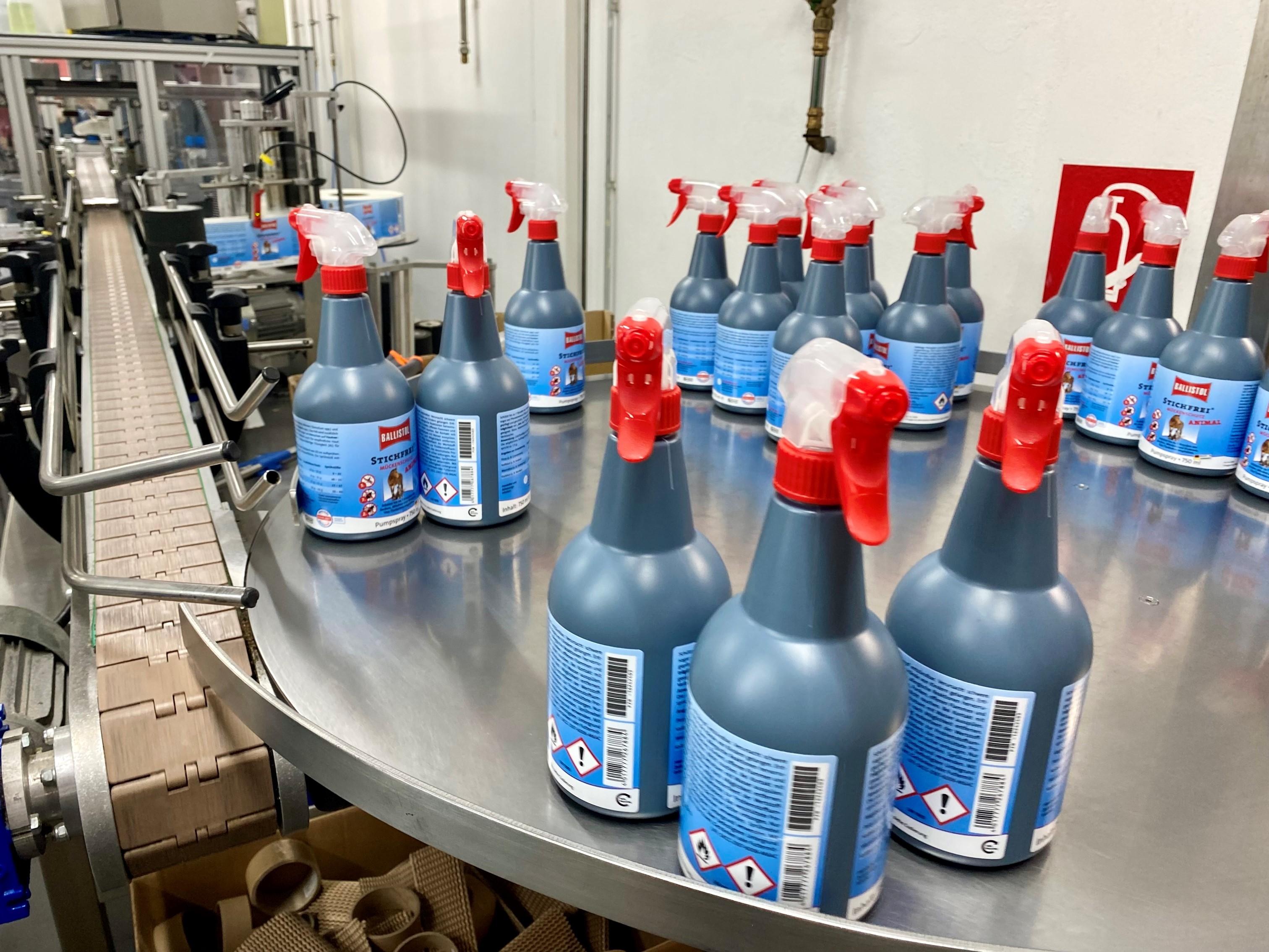 Mehrere Flaschen des Mückenschutzmittels stehen bereit zur Auslieferung