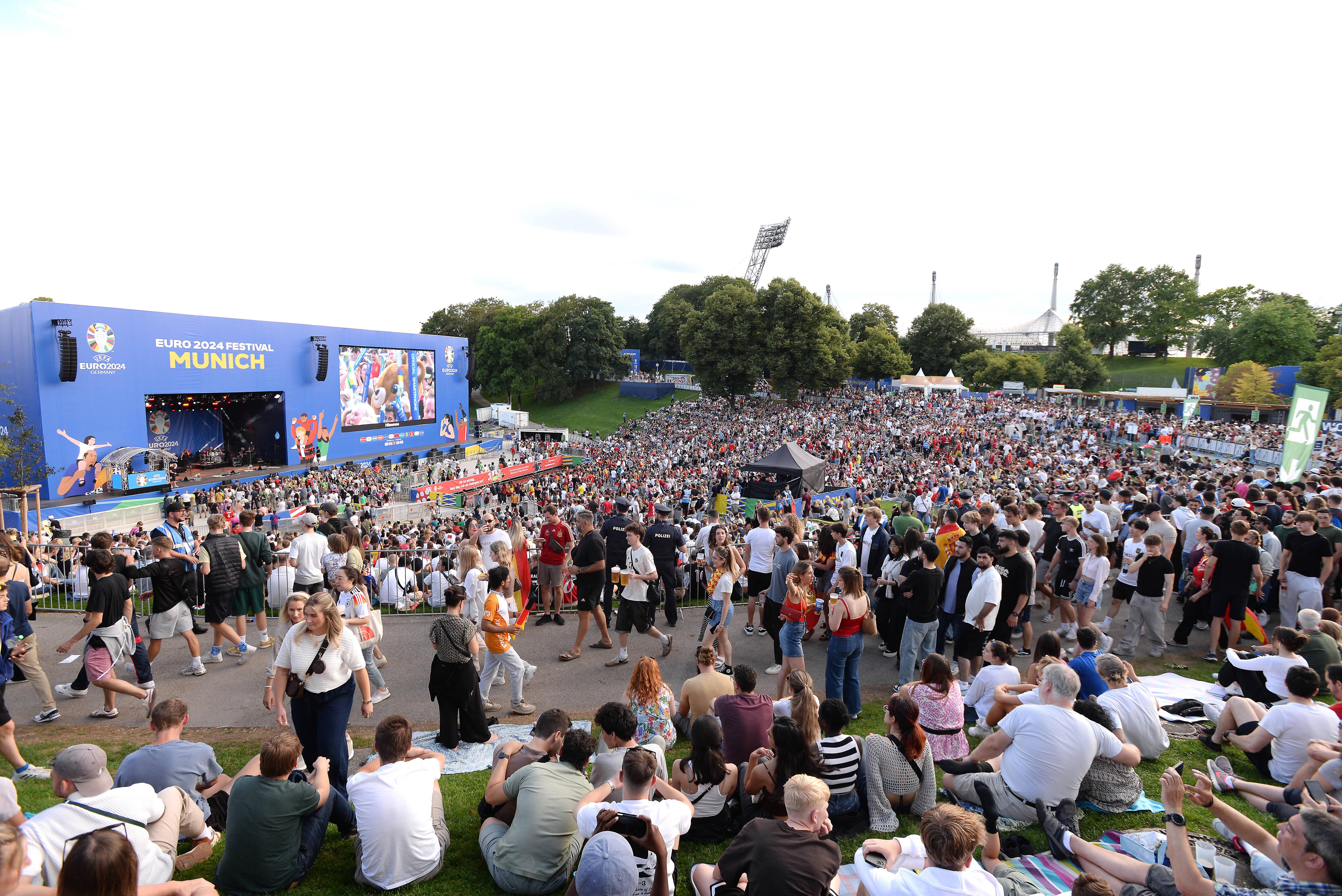 (Archivbild) Public Viewing im Münchner Olympiapark währen der Fußball-Europameisterschaft 2024 in Deutschland (Symbolbild)