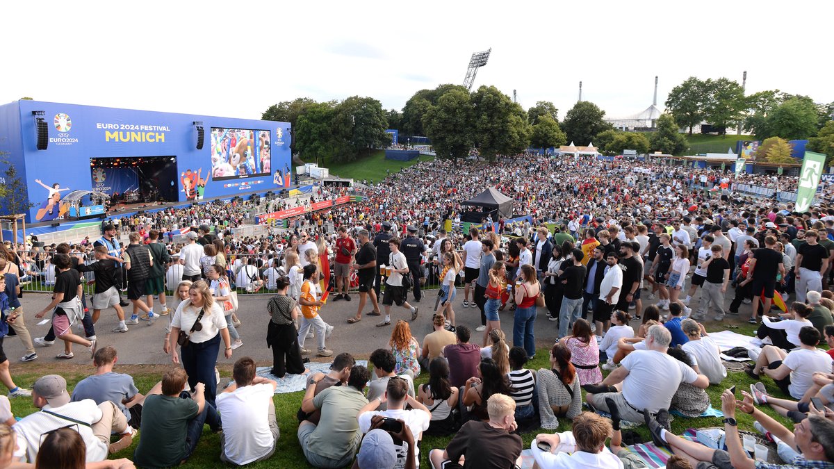 (Archivbild) Public Viewing im Münchner Olympiapark währen der Fußball-Europameisterschaft 2024 in Deutschland (Symbolbild)
