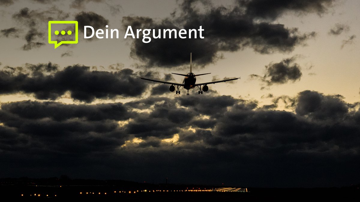 Ein Flugzeug fliegt auf eine Landebahn zu. Im Hintergrund sind dunkle Wolken zu sehen. 