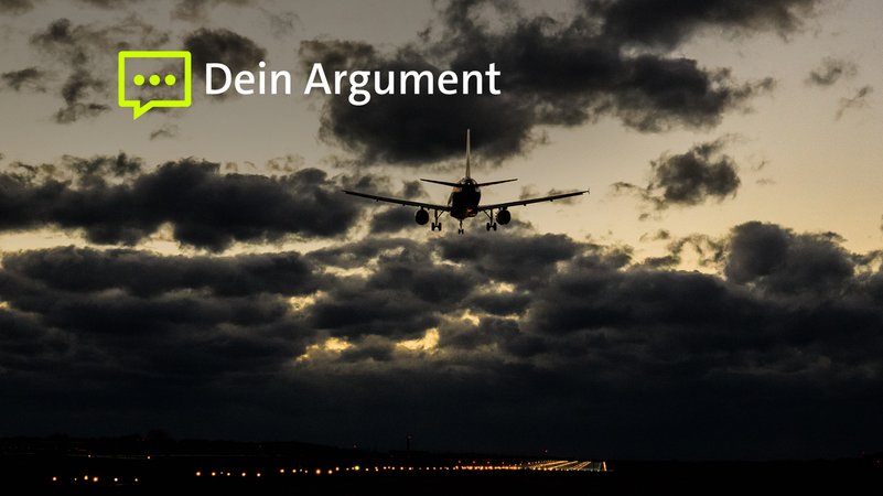 Ein Flugzeug fliegt auf eine Landebahn zu. Im Hintergrund sind dunkle Wolken zu sehen. | Bild: picture alliance/dpa | Julian Stratenschulte Ein Flugzeug fliegt auf eine Landebahn zu. Im Hintergrund sind dunkle Wolken zu sehen.