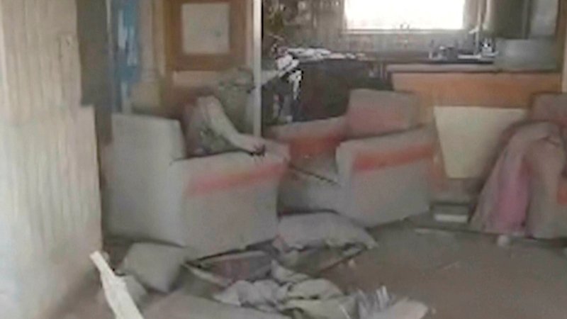 Dieses vom israelischen Militär am 17. Oktober 2024 via AP veröffentlichte Videostandbild zeigt ein zerstörtes Gebäude, auf dessen Stuhl eine Person sitzt, die das israelische Militär als Jihia al-Sinwar, Führer des militärischen Flügels der islamistischen Terrorgruppe Hamas, identifiziert hat. | Bild: dpa-Bildfunk/Uncredited Dieses vom israelischen Militär am 17. Oktober 2024 via AP veröffentlichte Videostandbild zeigt ein zerstörtes Gebäude, auf dessen Stuhl eine Person sitzt, die das israelische Militär als Jihia al-Sinwar, Führer des militärischen Flügels der islamistischen Terrorgruppe Hamas, identifiziert hat.