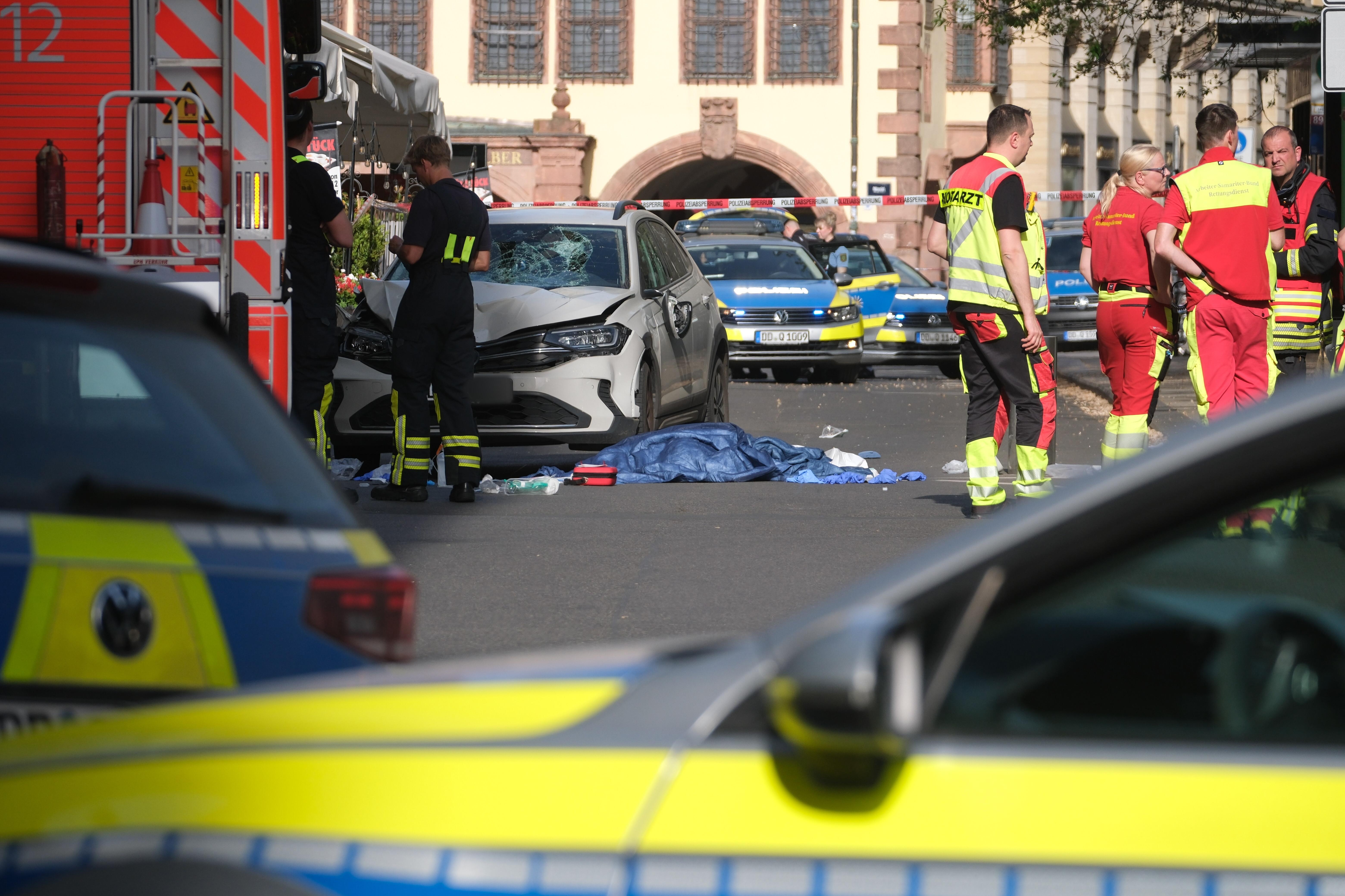 Car drives into group of people: Several injured in Leipzig
