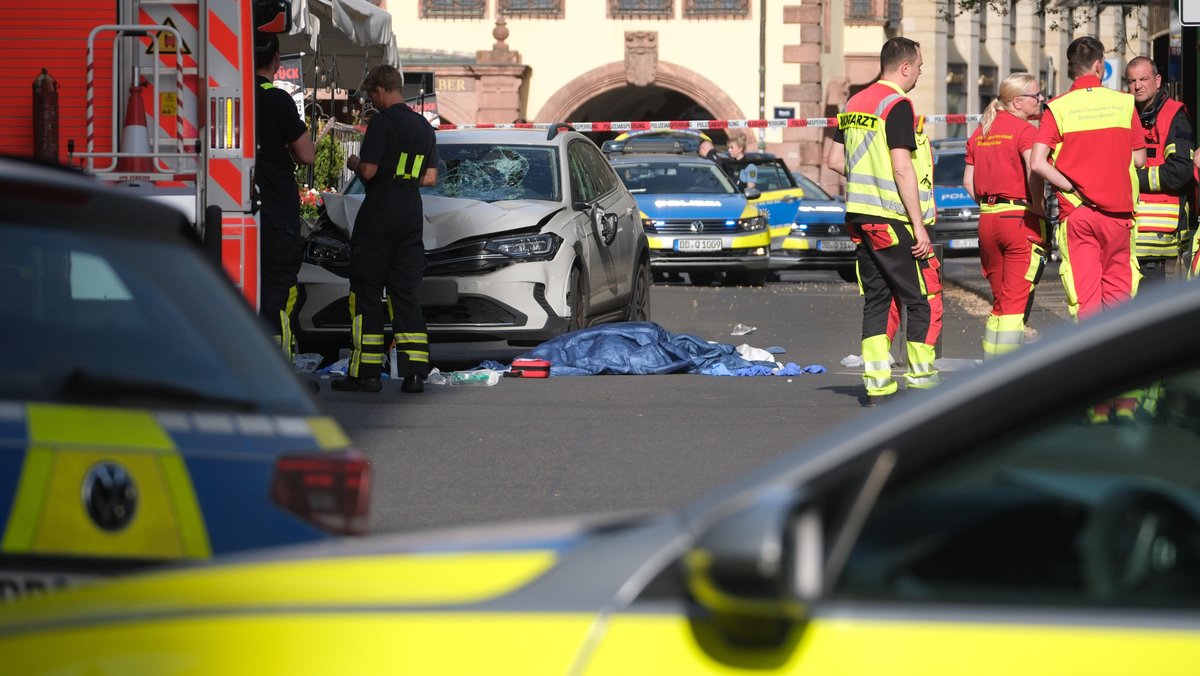 Auto in Menschengruppe gefahren: Tote und Verletzte in Leipzig