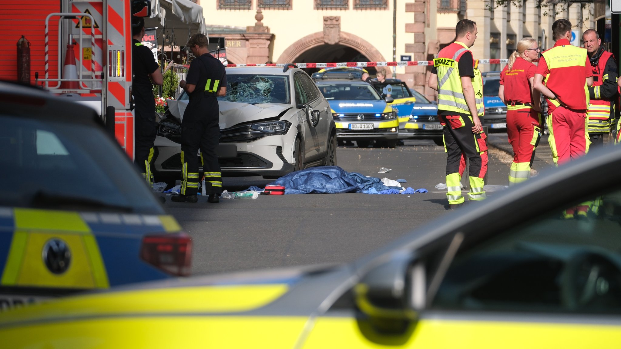 Auto in Menschengruppe gefahren: Tote und Verletzte in Leipzig