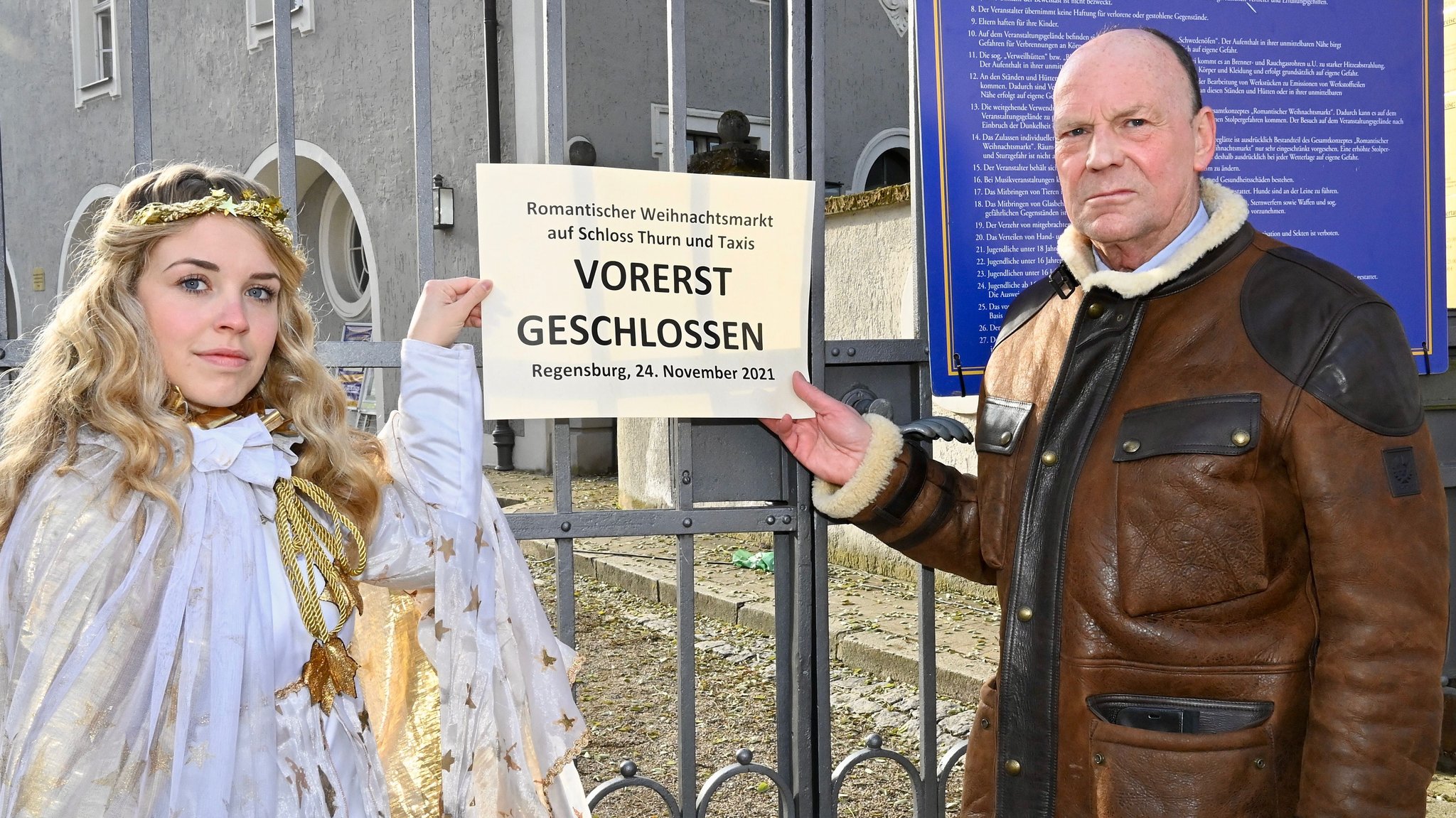 Der Veranstalter des Thurn und Taxis Weihnachstmarktes, Peter Kittel, zeigt sich verärgert zusammen mit einem "Christkindl".