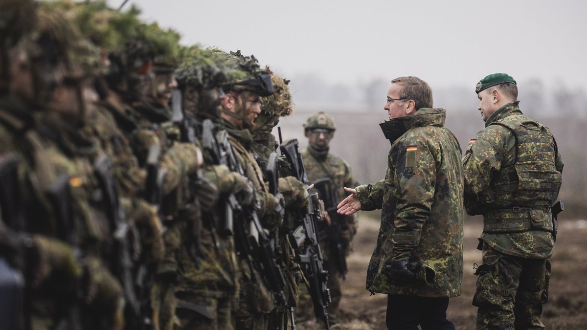 Verteidigungsminister Pistorius mit Soldaten des Panzergrenadierbataillons 122 vor gut einem Jahr. Jetzt wird die Einheit nach Litauen verlegt.
