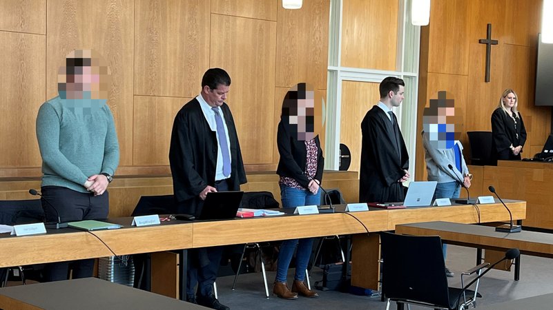 Mehrere Angeklagte Menschen und ihre Verteidiger in einem Gerischtssaal | Bild: BR/Barbara Ecke Mehrere Angeklagte Menschen und ihre Verteidiger in einem Gerischtssaal