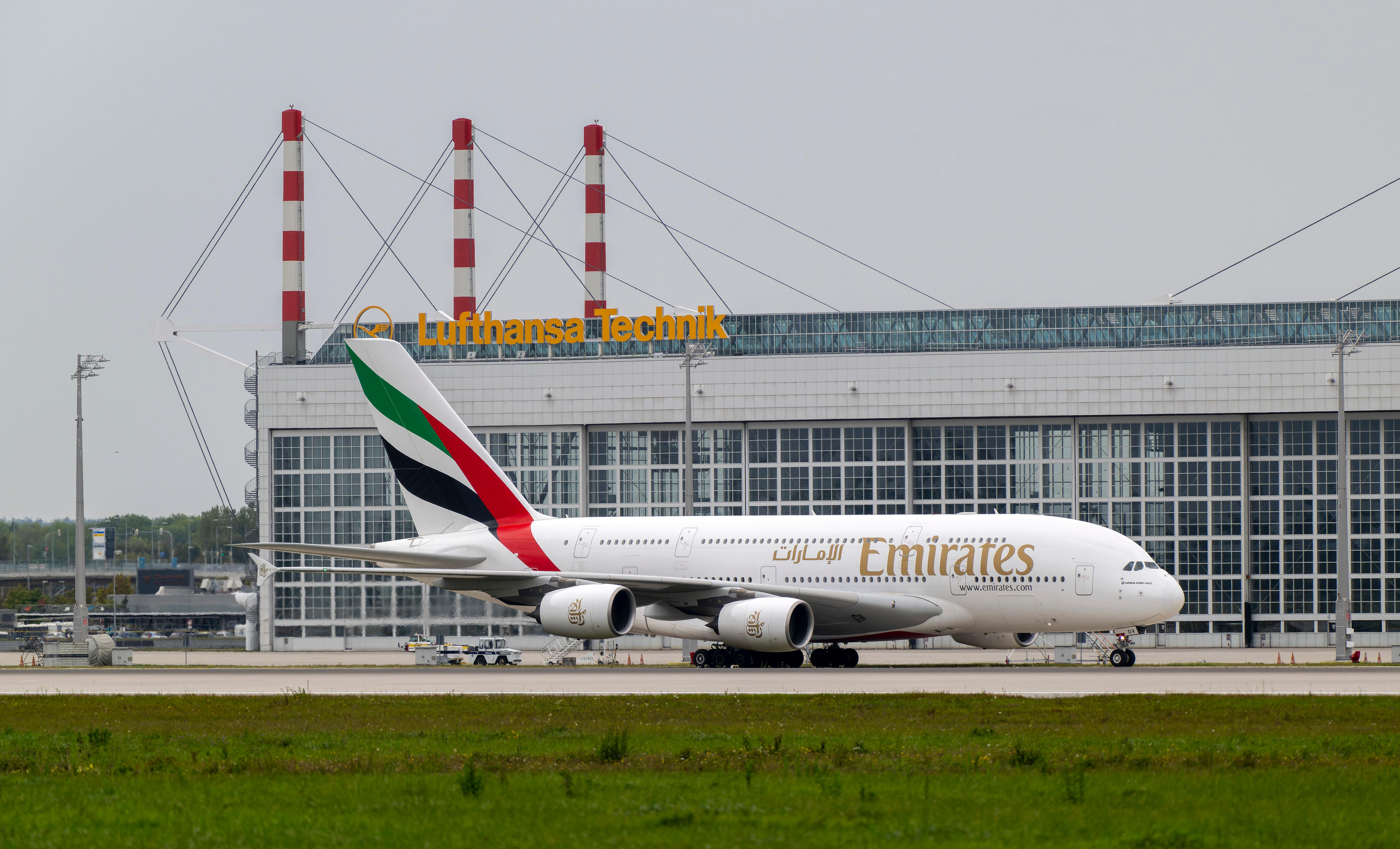 (Symbolbild) Eine Maschine der Fluglinie Emirates am Münchner Flughafen