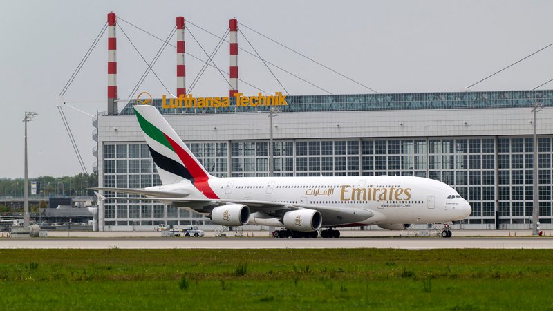 (Symbolbild) Eine Maschine der Fluglinie Emirates am Münchner Flughafen | Bild: picture alliance / M.i.S. | Bernd Feil (Symbolbild) Eine Maschine der Fluglinie Emirates am Münchner Flughafen